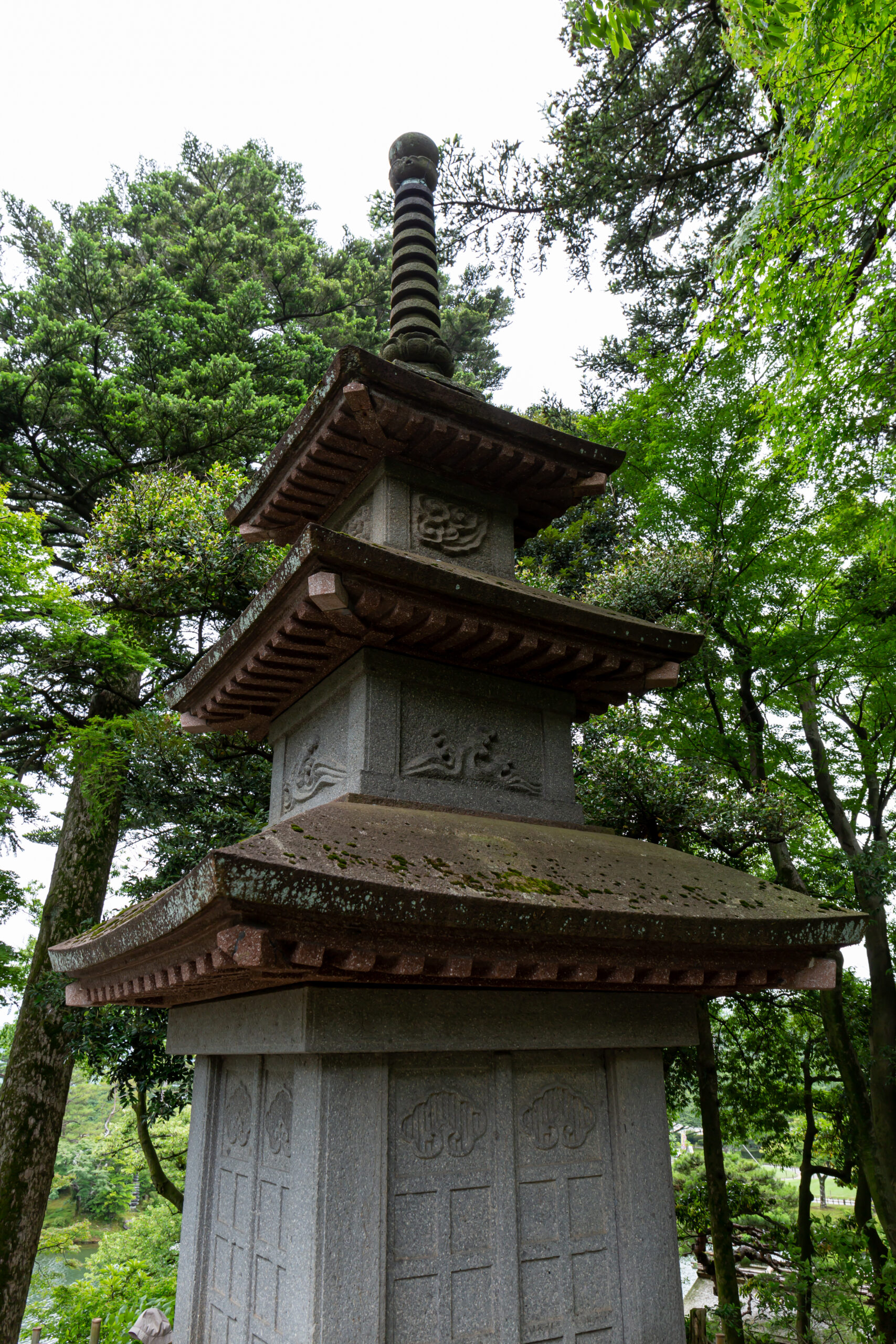 金澤兼六園的徽軫燈籠與霞池景觀