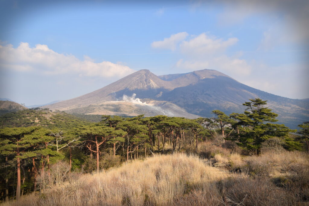 霧島連山由火山活動形成，多座火山峰簇擁，山间晨霧籠罩特色地景。