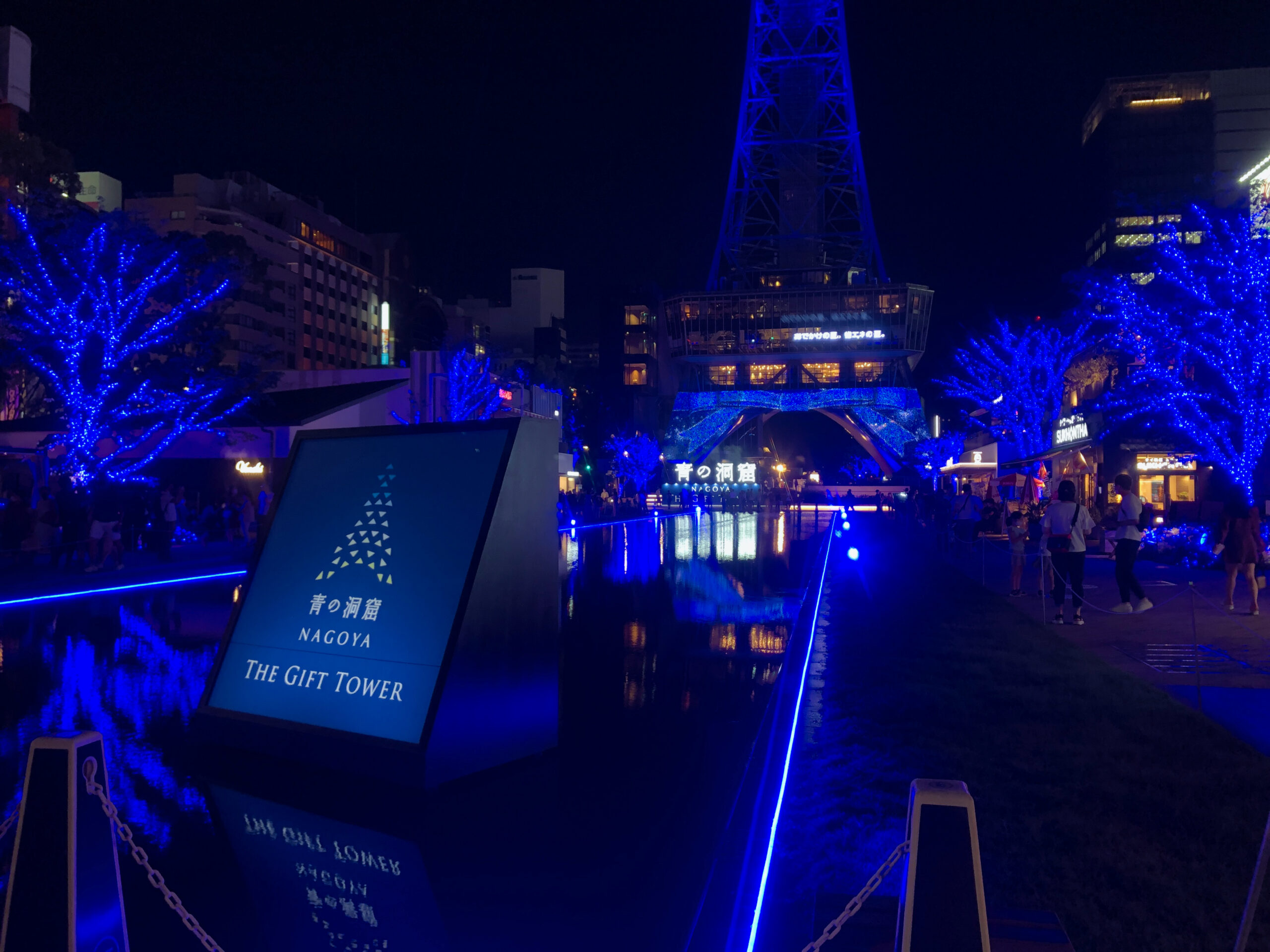 青之洞窟內部藍光與潛水員