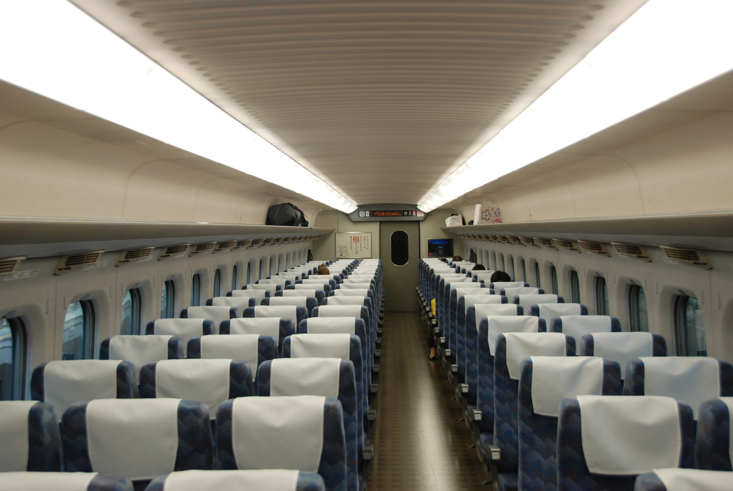 700系新幹線車廂內部