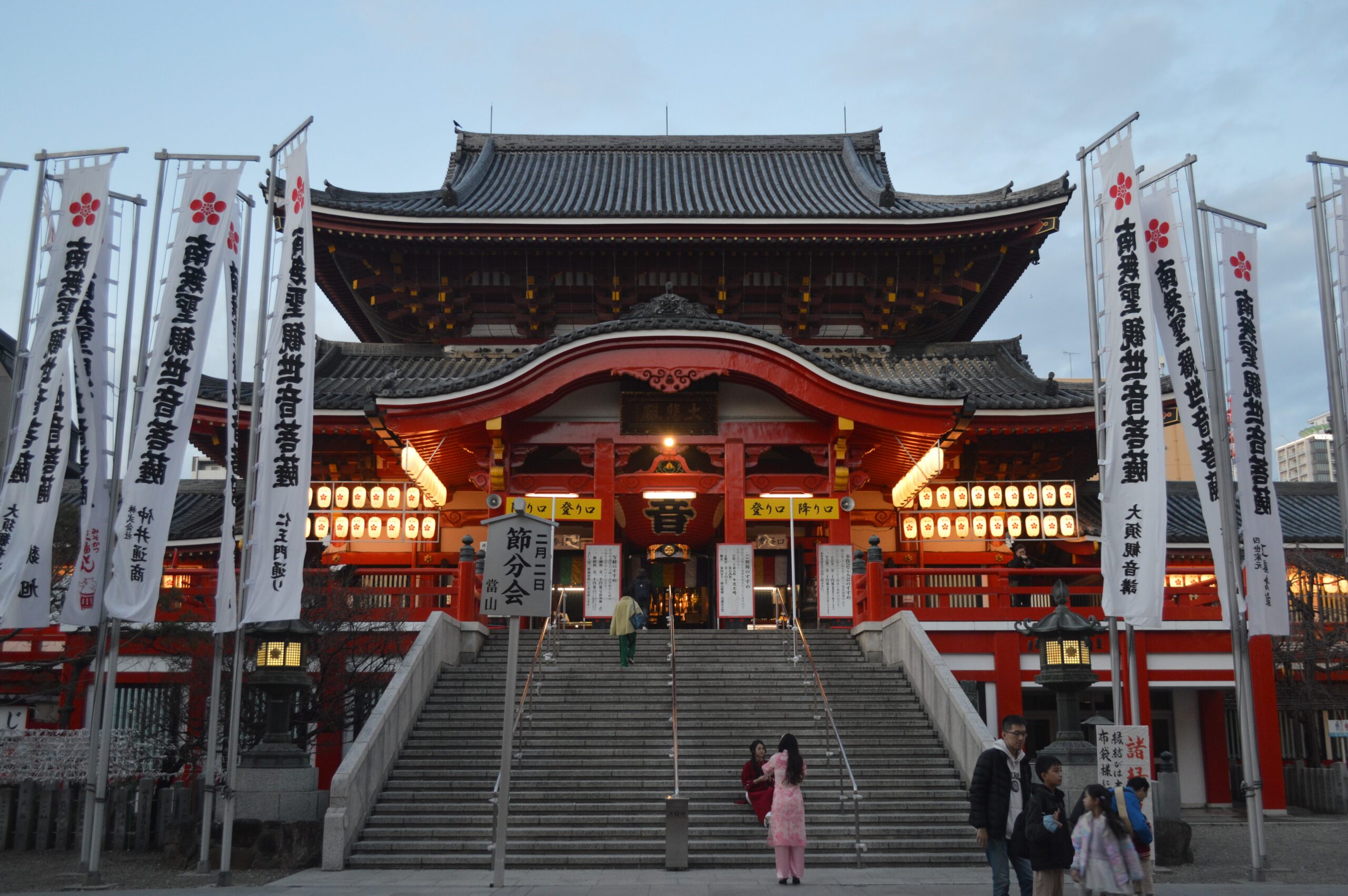 大須觀音本堂內部參拜景象