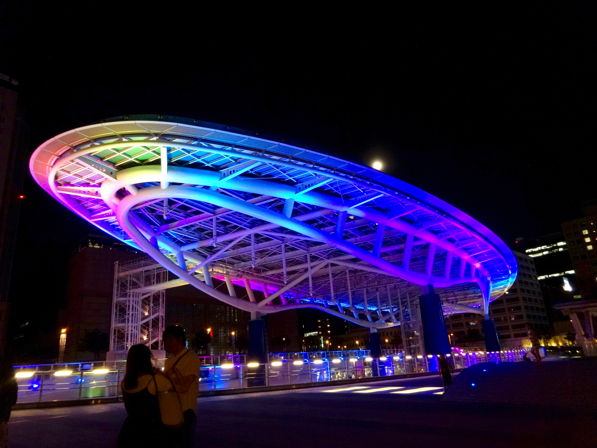 綠洲21夜間彩色燈光