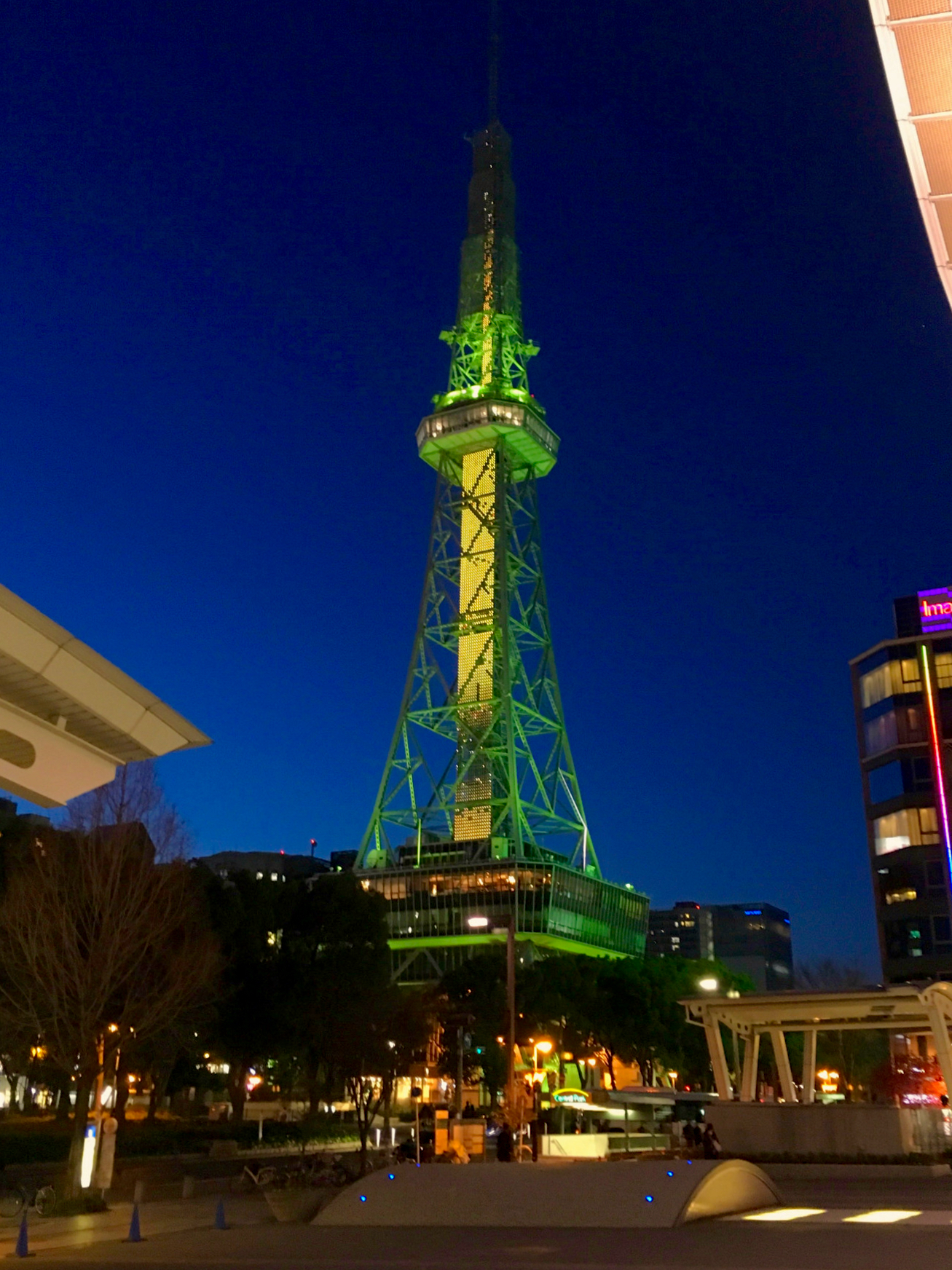 綠洲21夜間綠黃燈光與名古屋電視塔