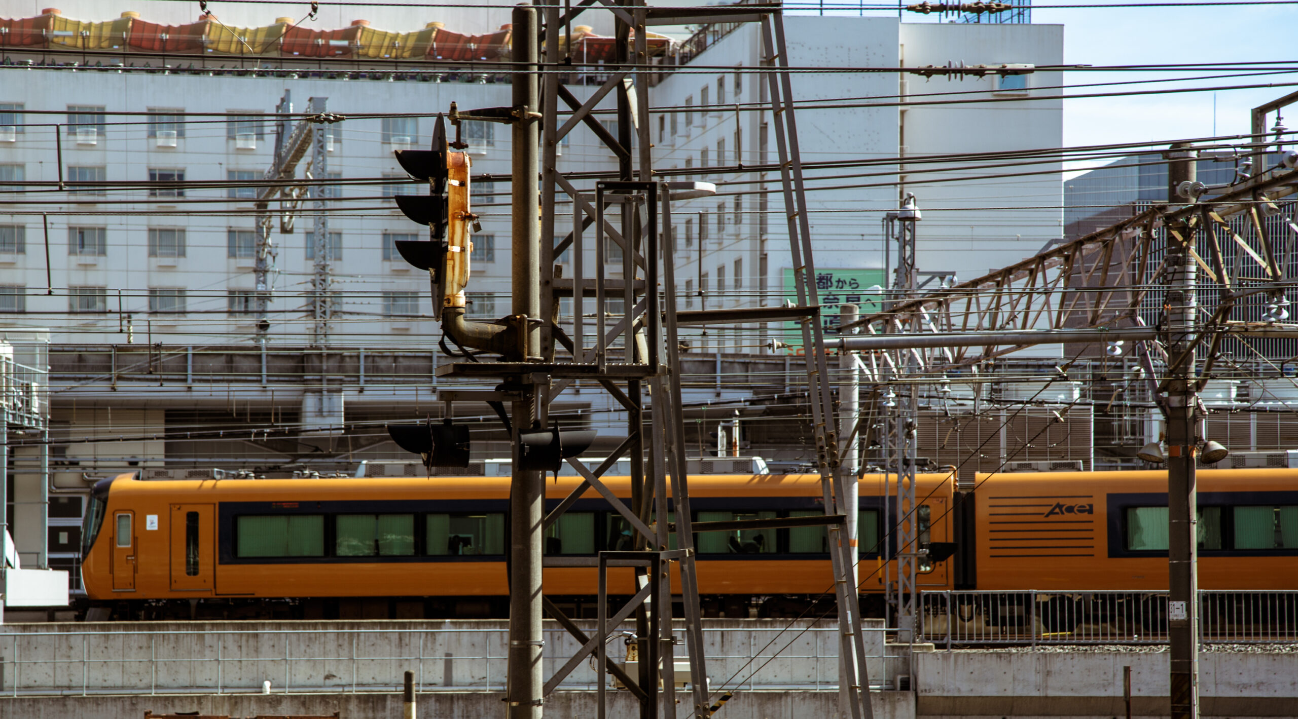 近鐵特快列車進入京都站