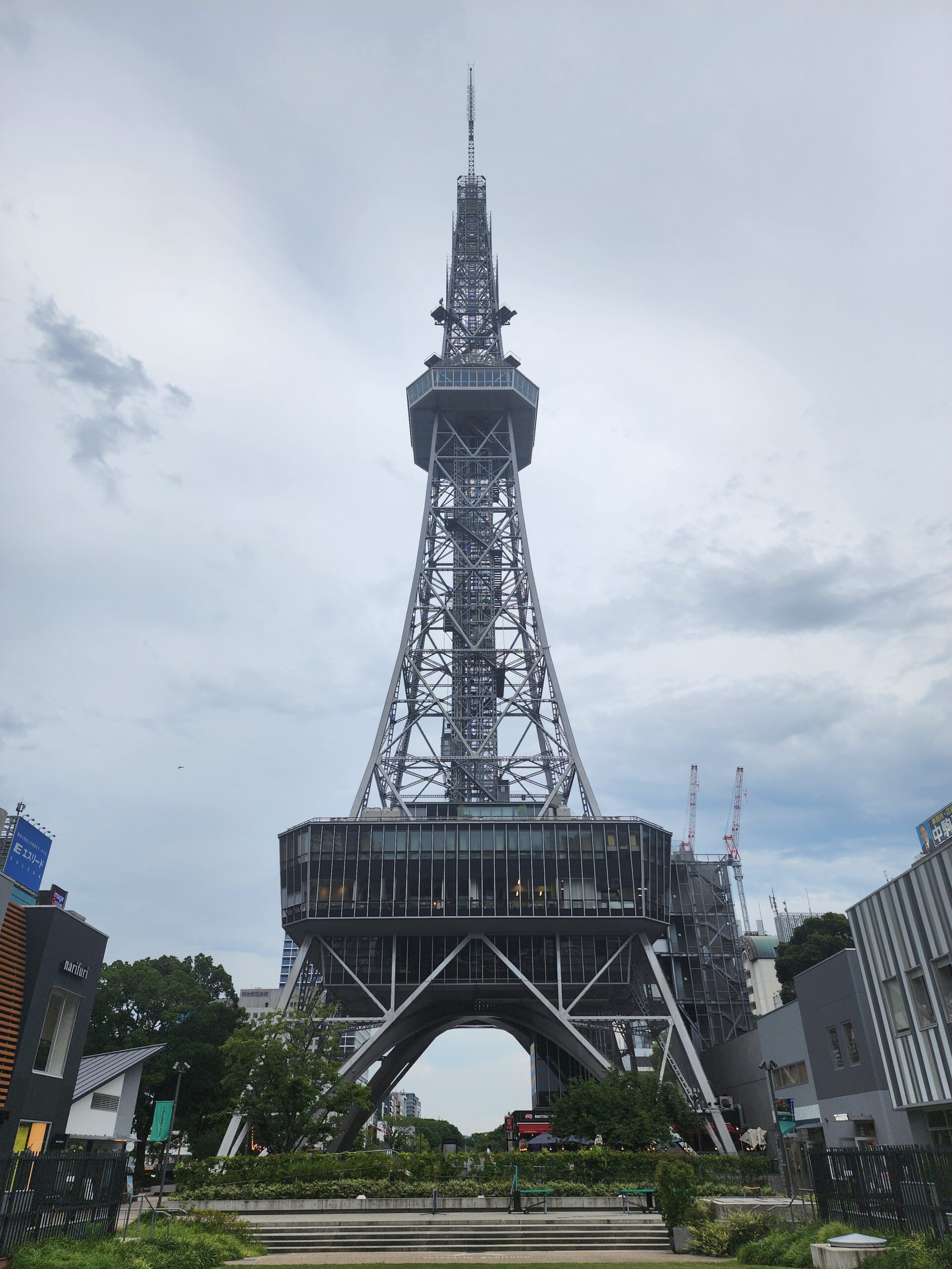 銀白色名古屋電視塔，久屋大通公園景色