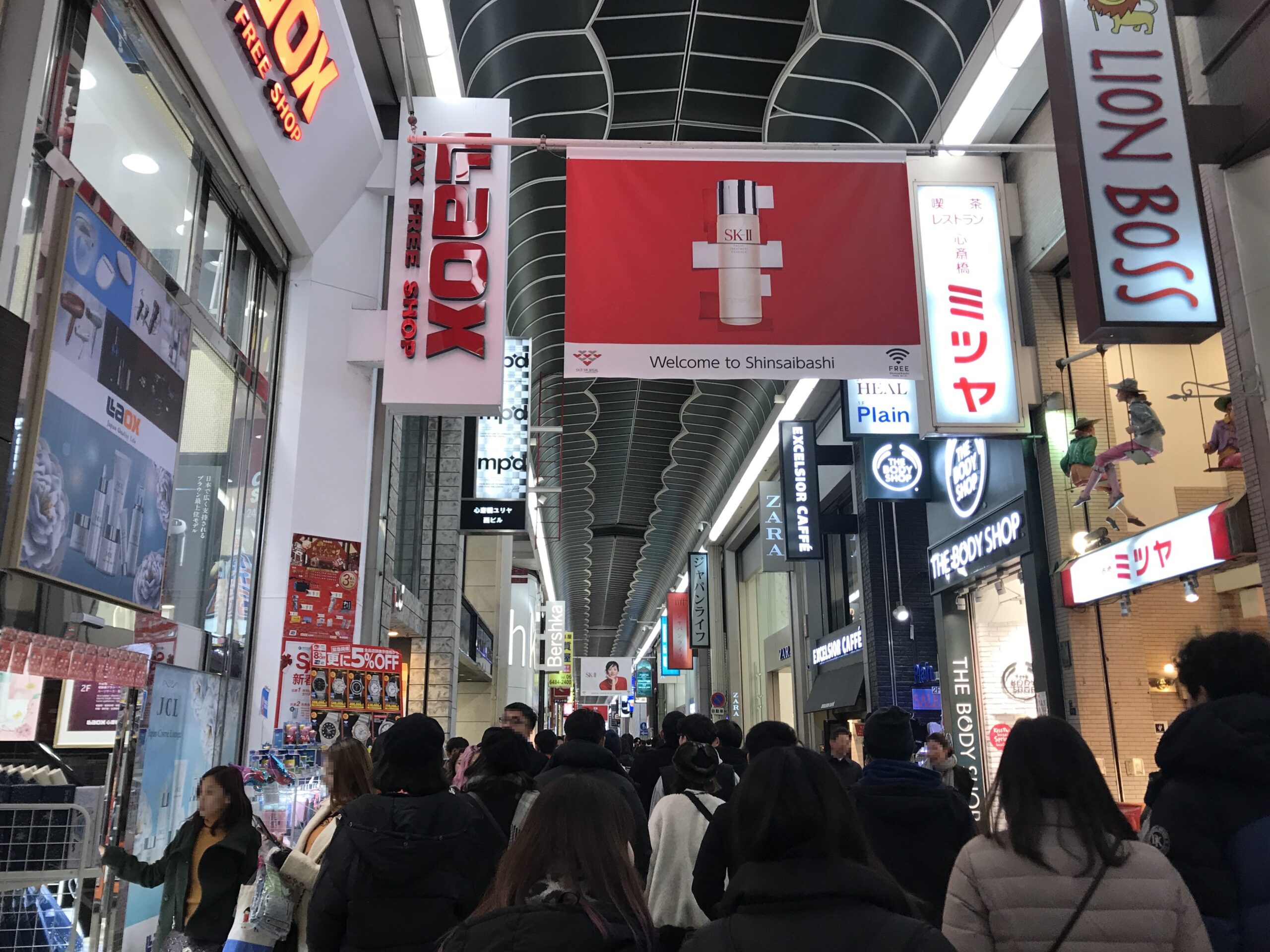 心齋橋筋商業街有頂棚的購物走廊，兩側密集商店與藥妝店
