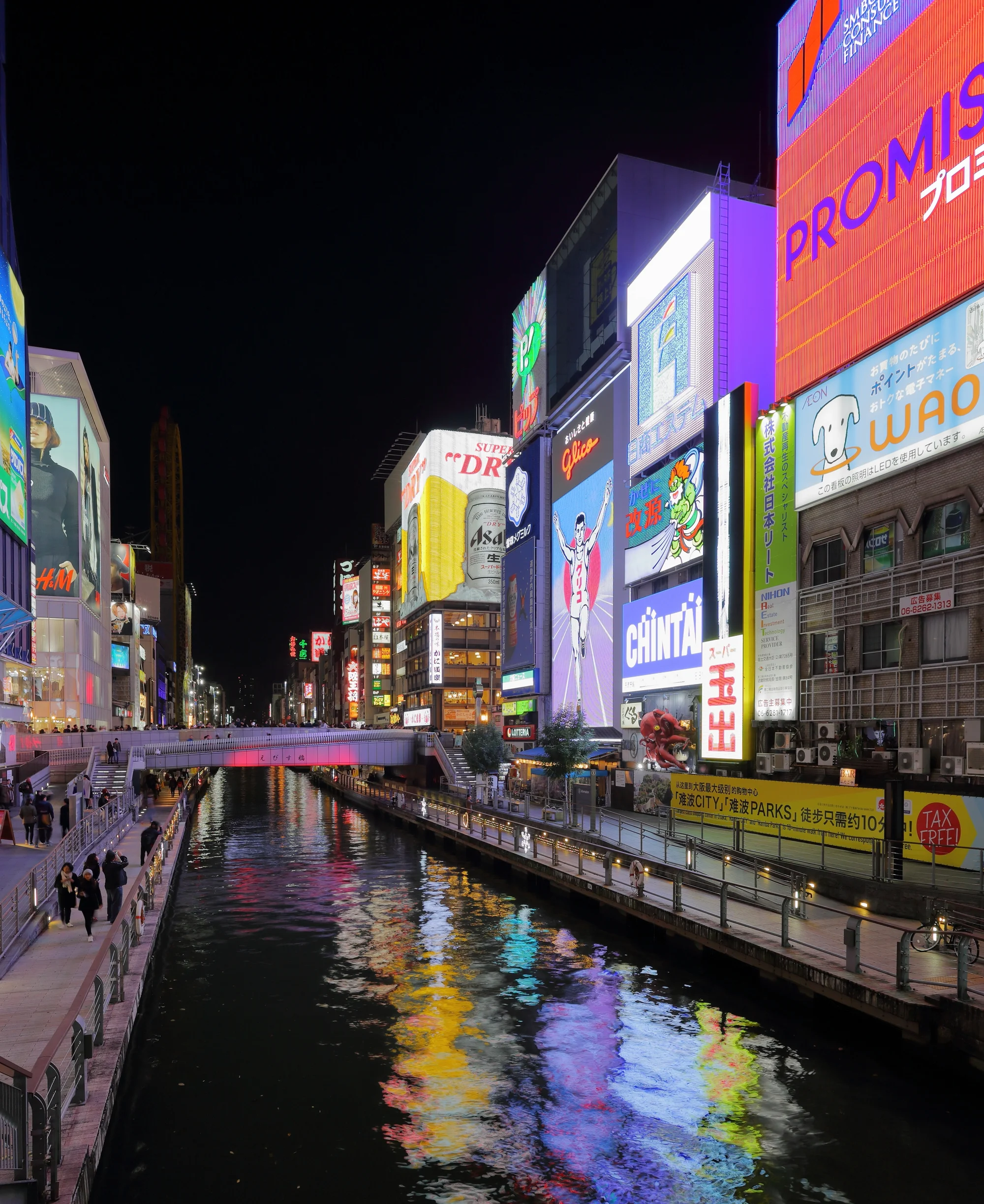 大阪難波道頓堀夜景，固力果跑步人招牌與運河倒影，展示難波繁華商圈