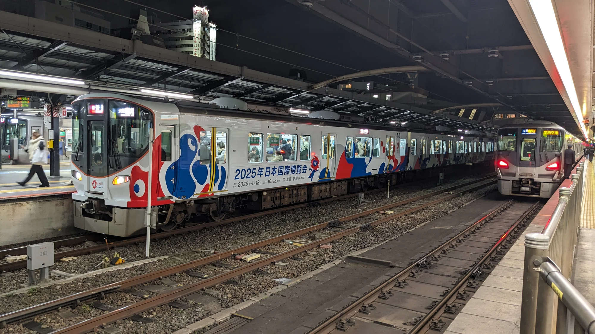 天王寺站 JR 月台，停靠的大阪環狀線列車（彩繪 2025 大阪世博紀念版）