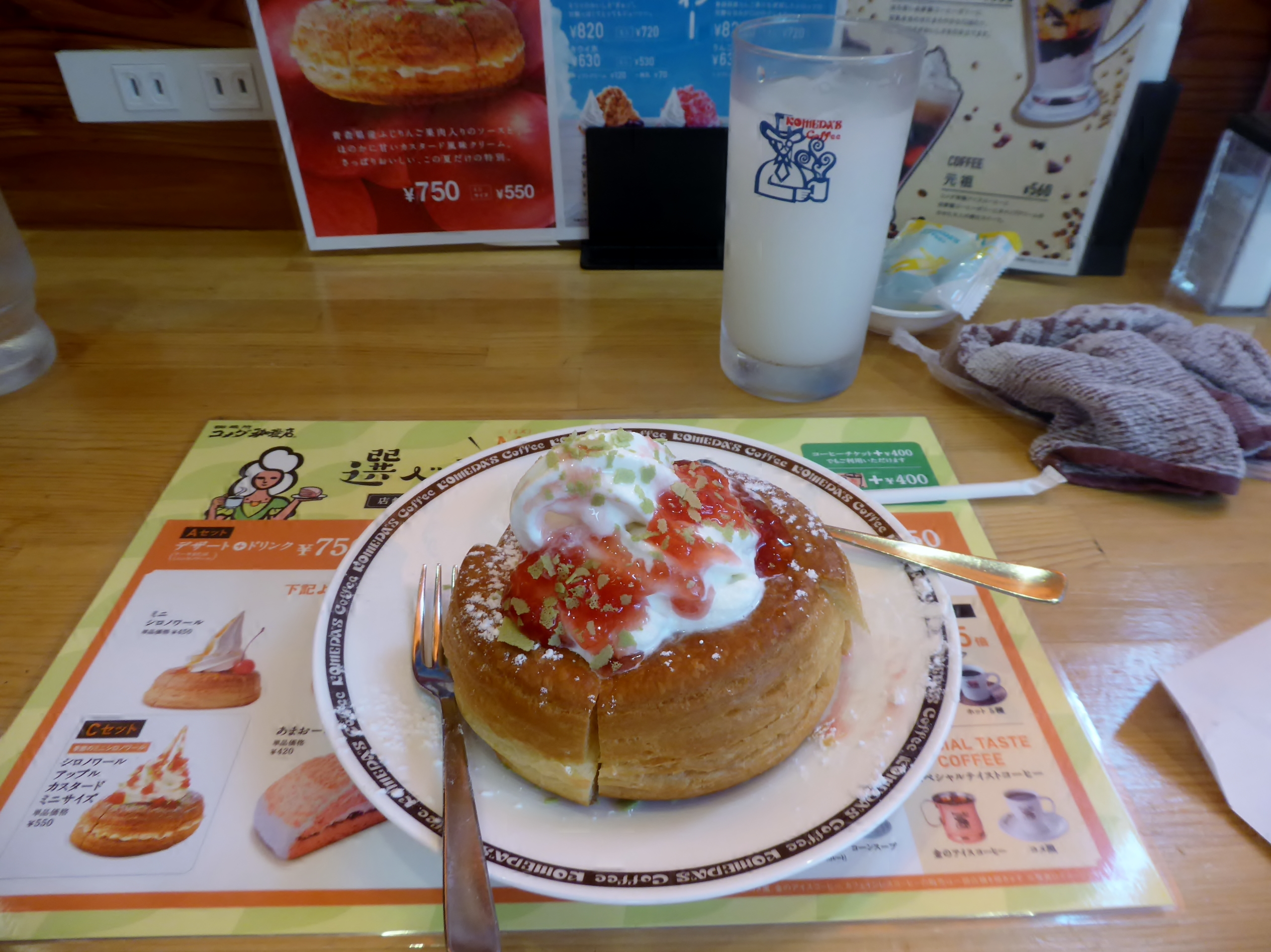 コメダ珈琲店白色黑輪麵包