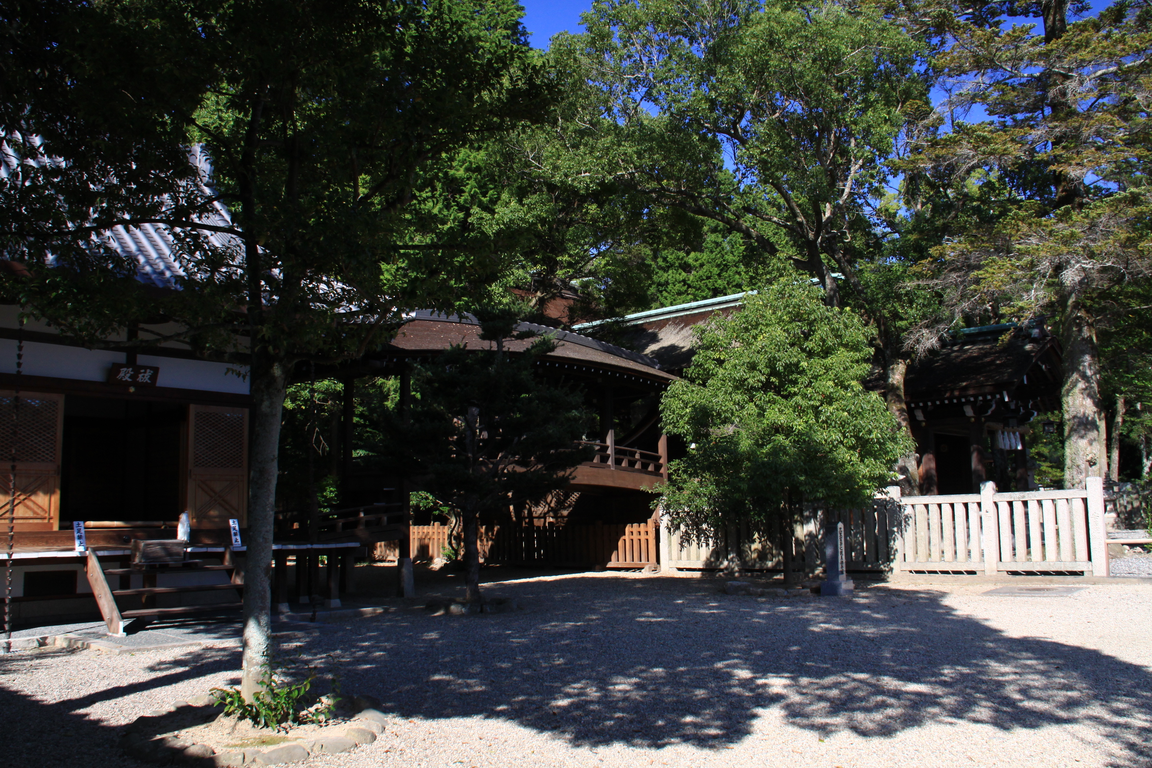 伊邪那岐神宮的拜殿和正殿