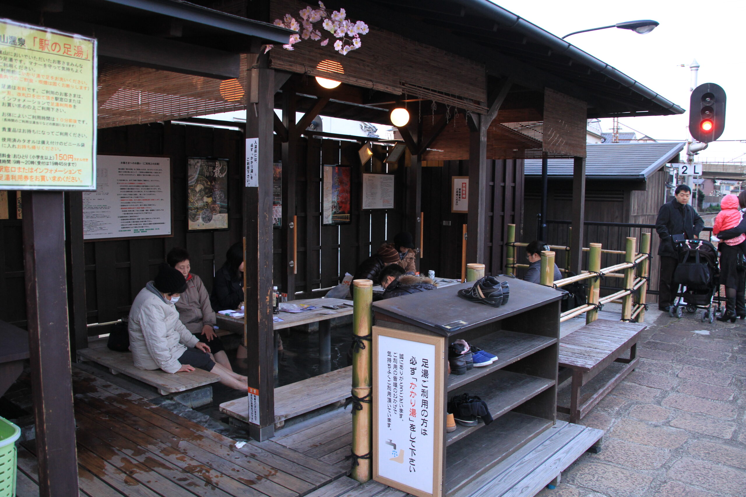 使用足湯的客人，請務必先進行「沖洗」