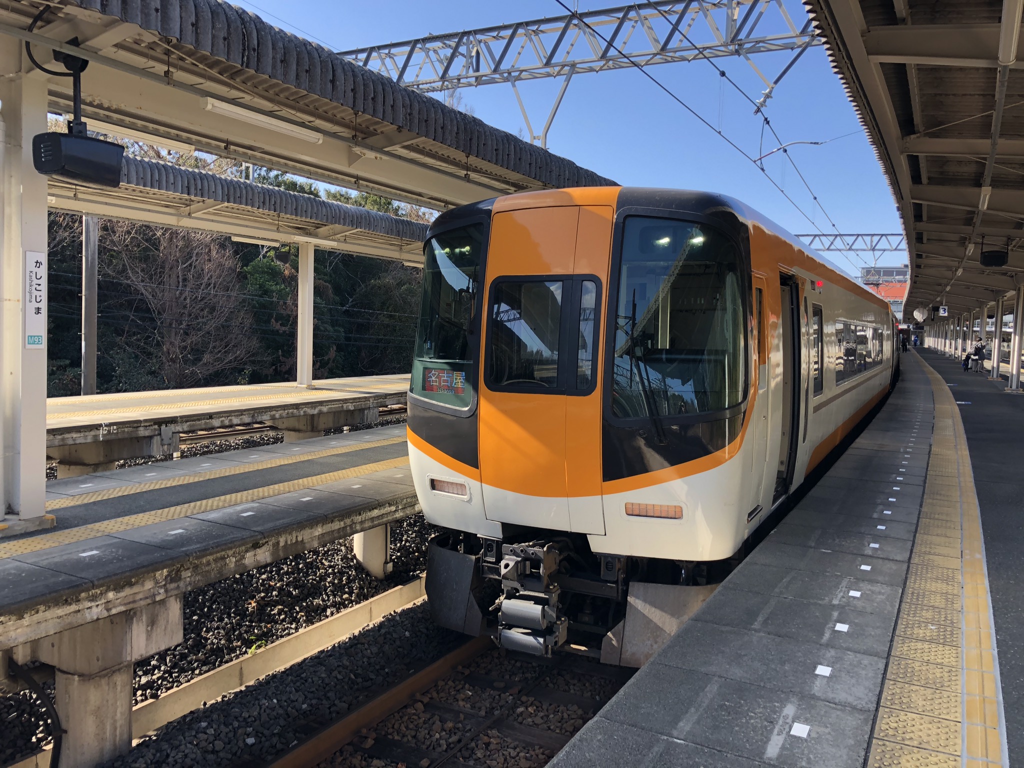 停靠在賢島站的近鐵22000系特急列車