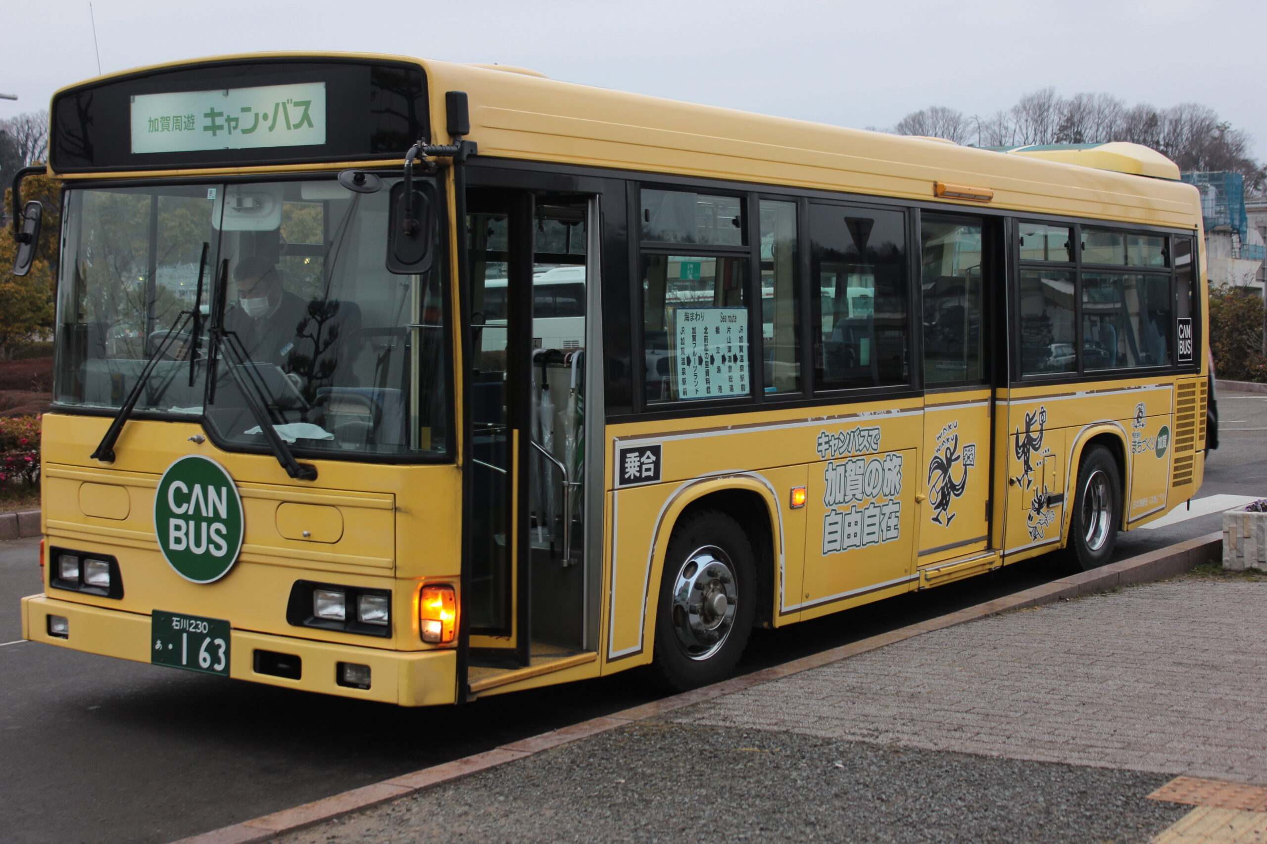 加賀周遊巴士行駛於片山津溫泉街道