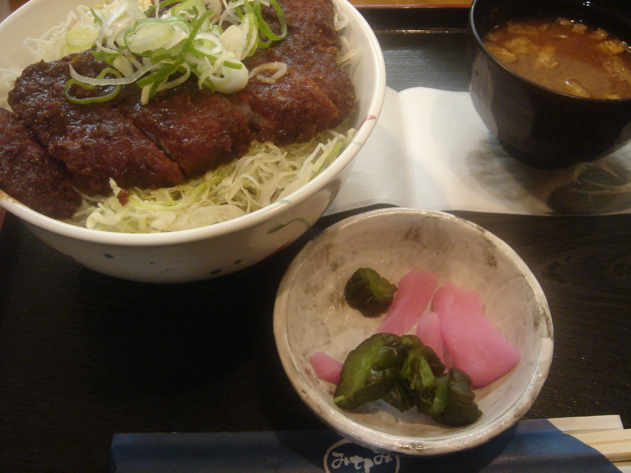 名古屋的味噌豬排、醃菜和味噌湯