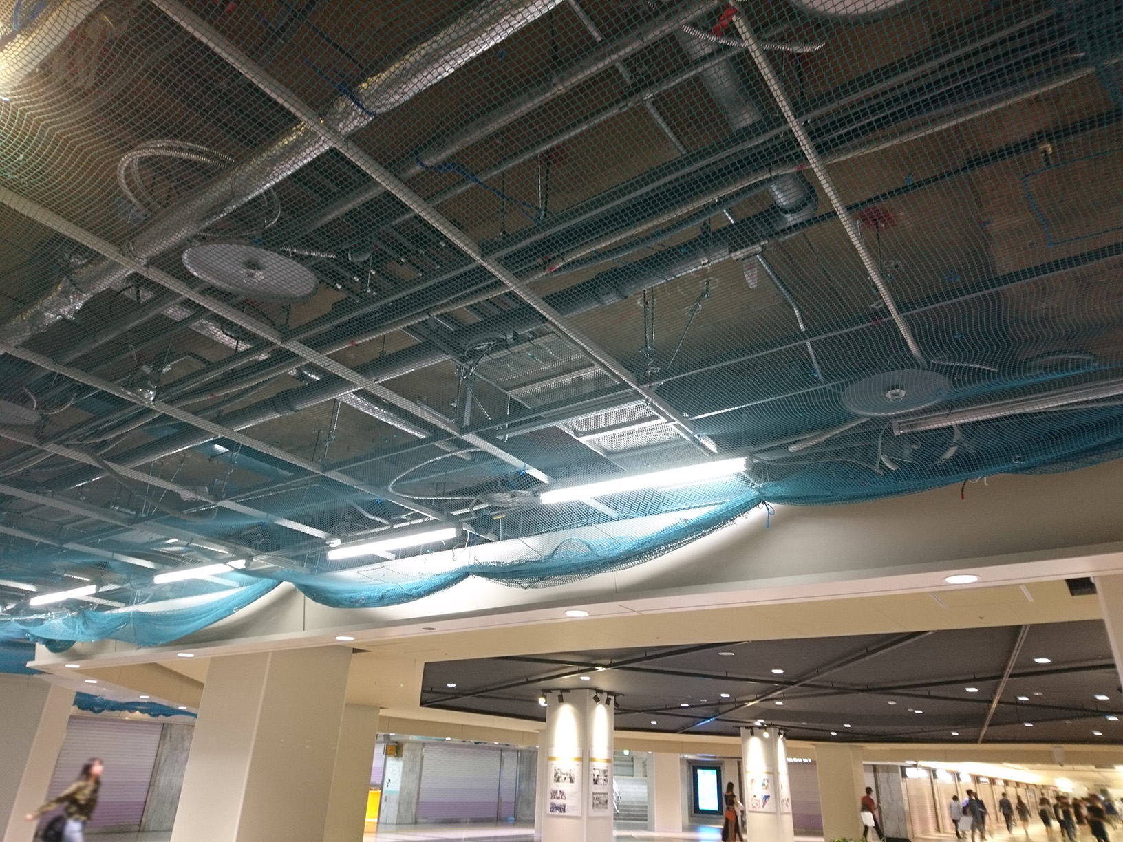 坂枝地下的暴露消防噴頭