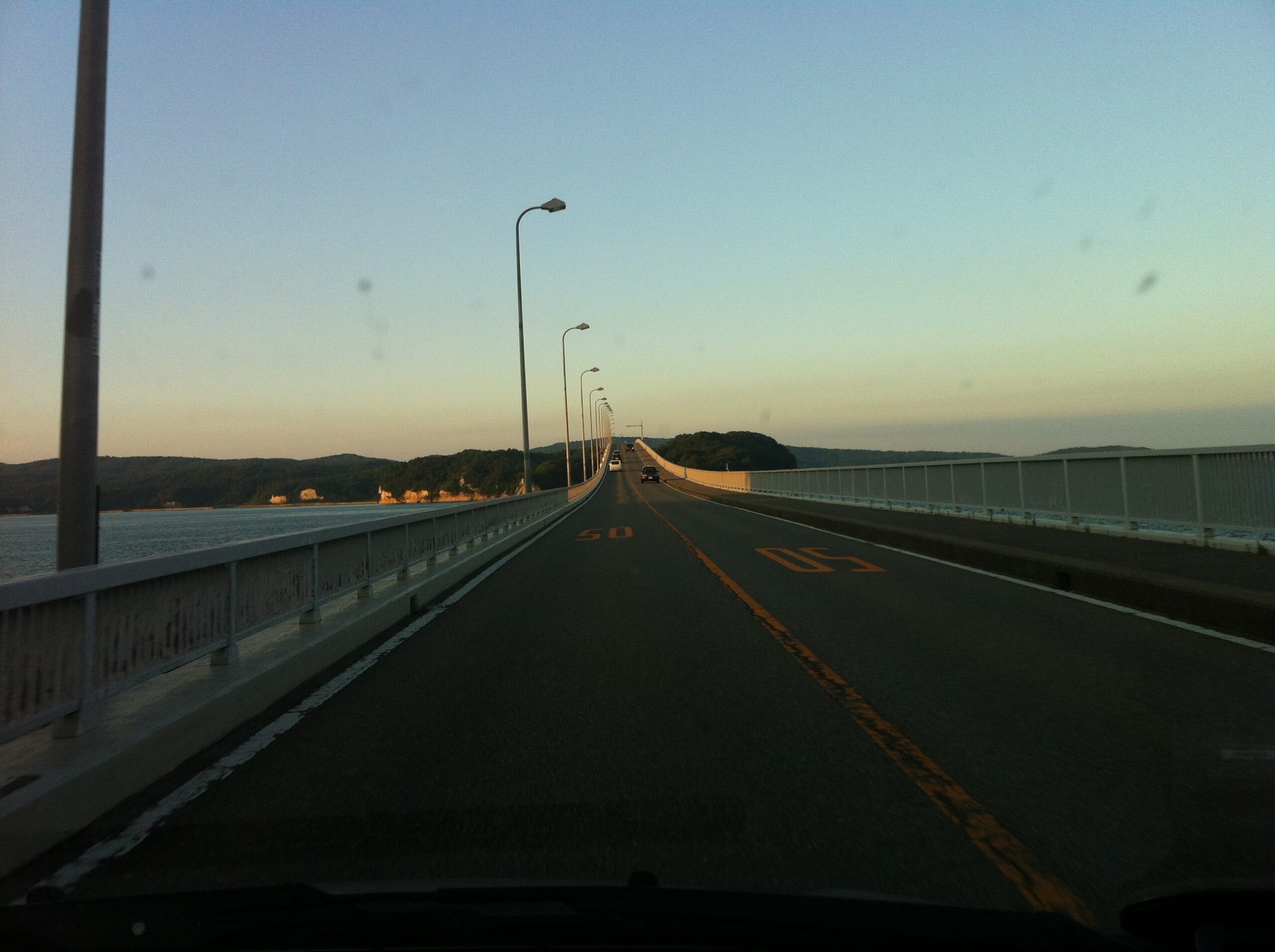 夕陽下的能登島大橋