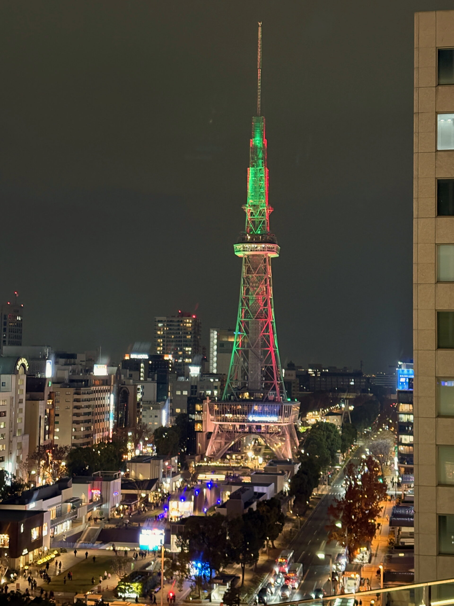 夜晚名古屋電視塔，從屋頂廣場拍攝