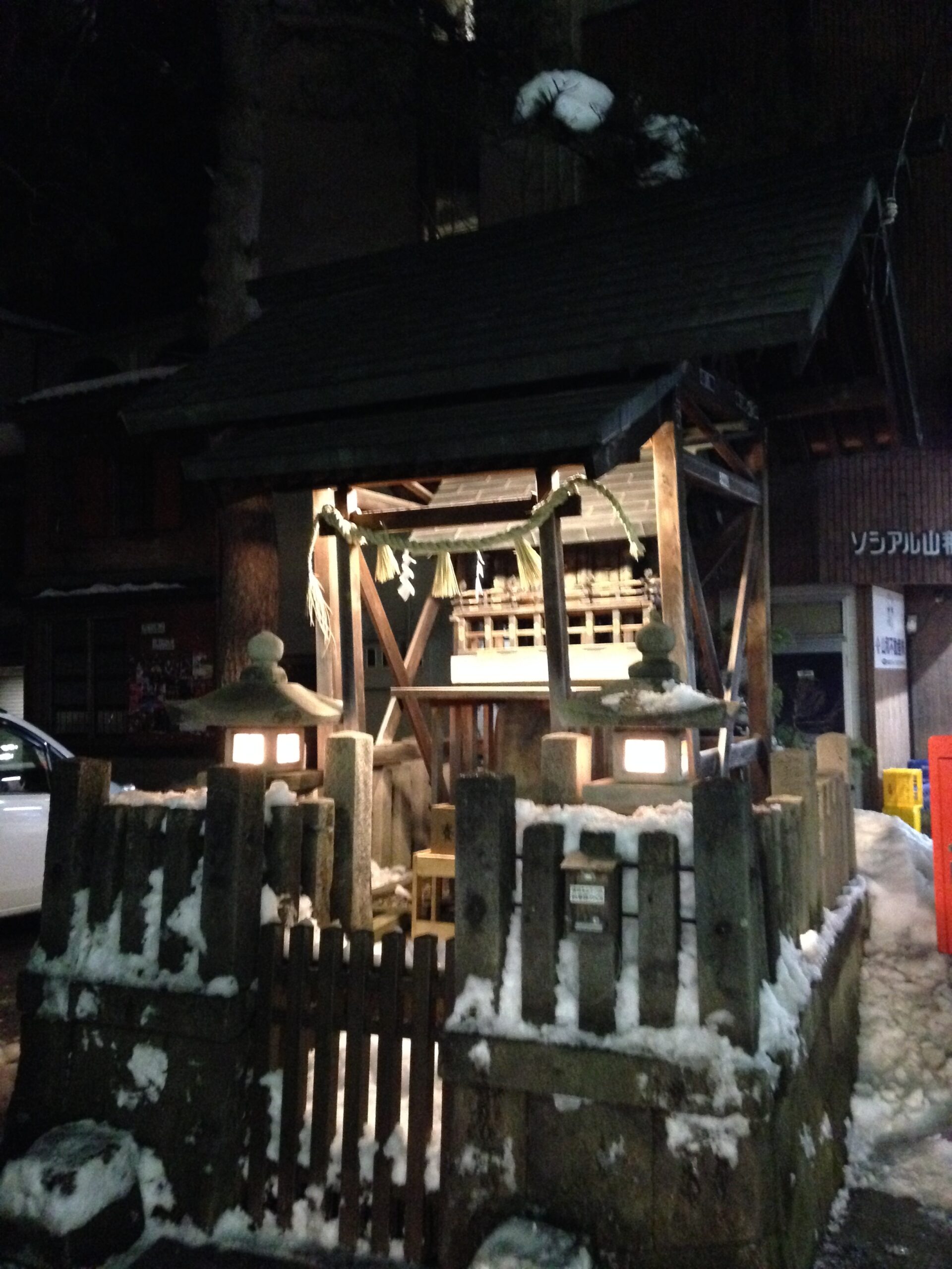 岐阜高山，夜晚的梶橋橋附近小神社
