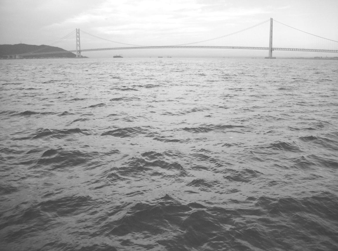 從船隻遠眺明石海峽大橋