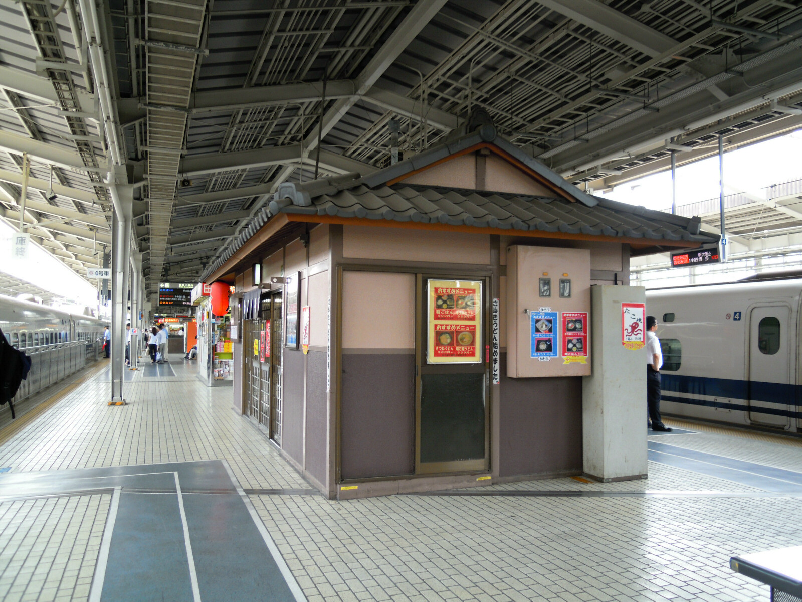 新大阪站新幹線月台全景