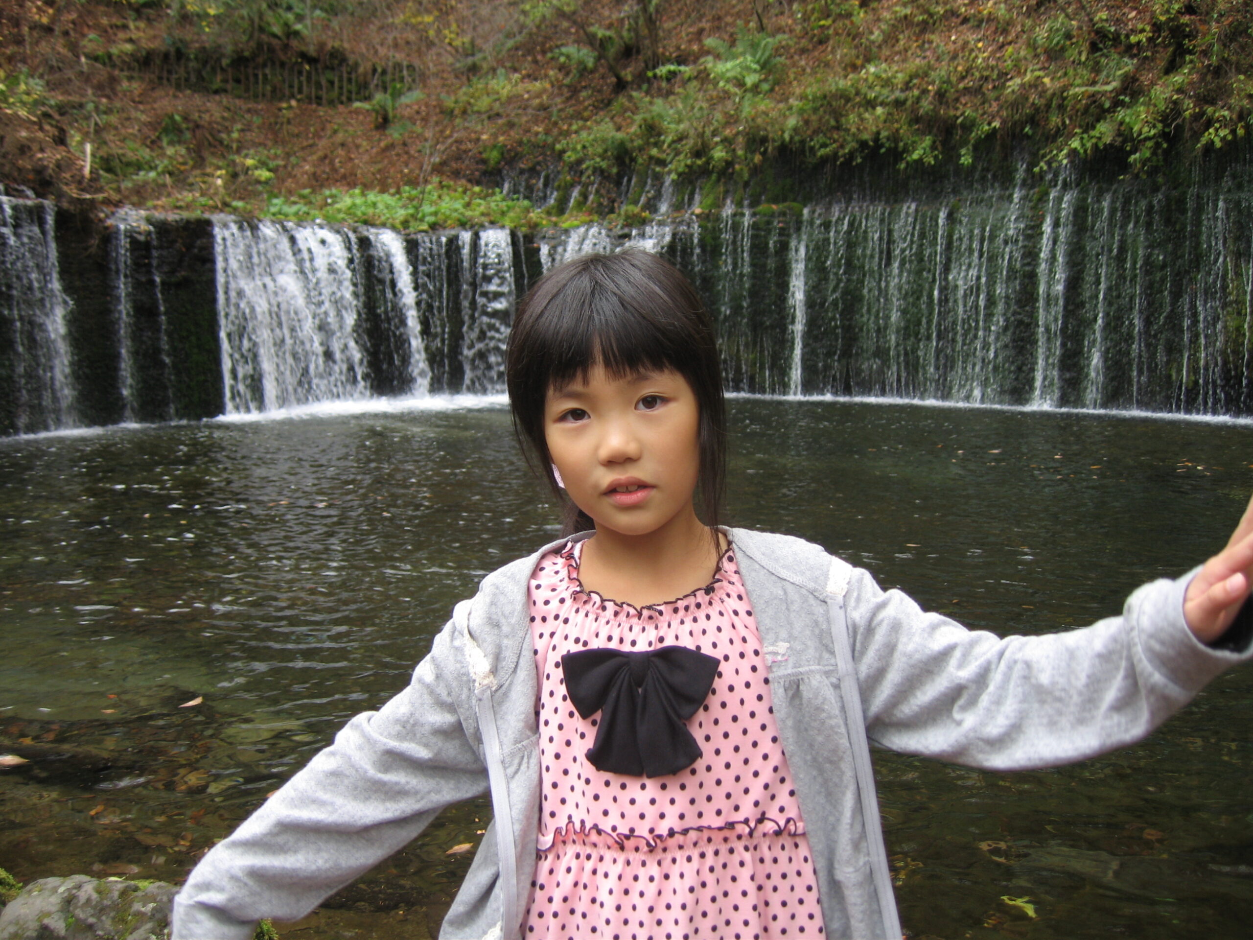 日本岬崎瀑布前的女孩