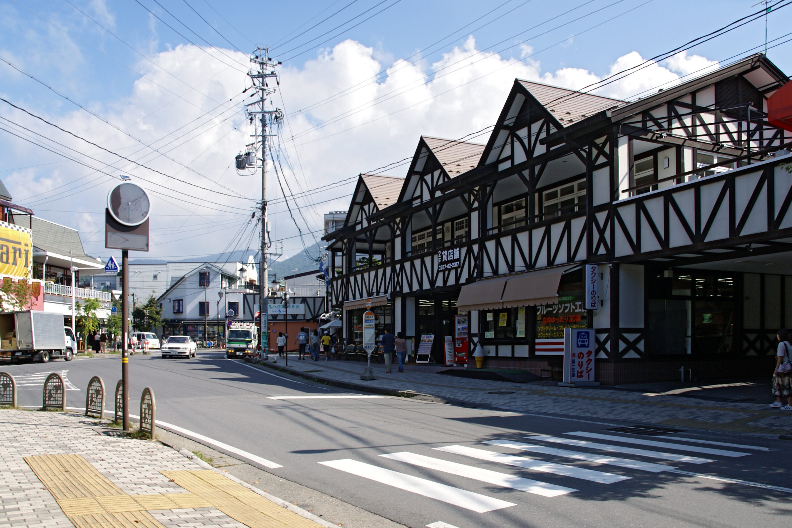 日本長野縣輕井澤舊城鎮迴轉路口