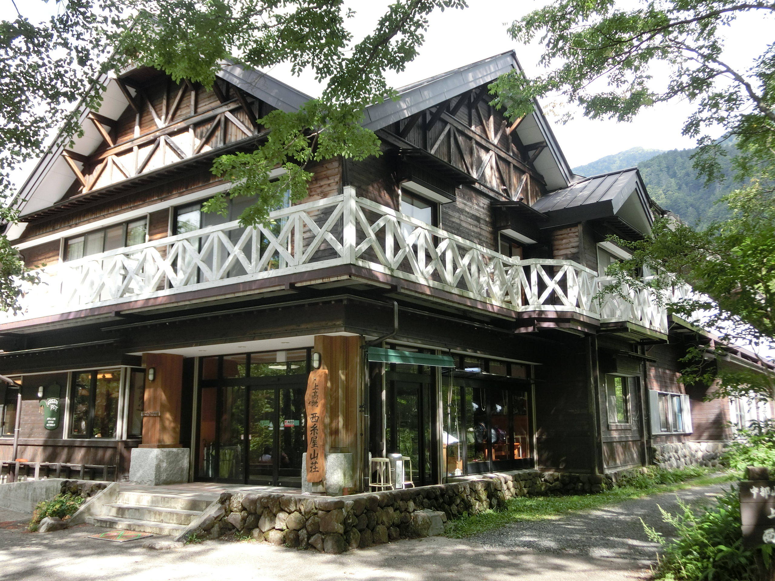 明神館木造山莊，森林溪流環繞
