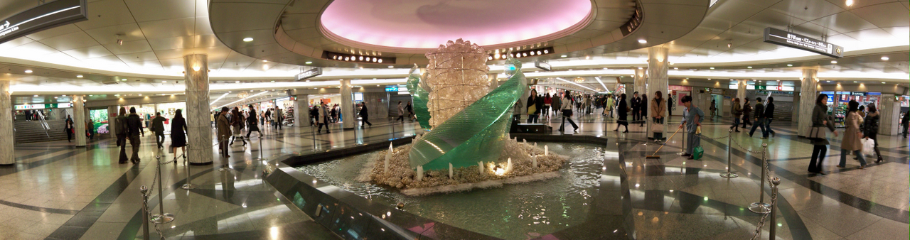 水晶廣場，榮地下街