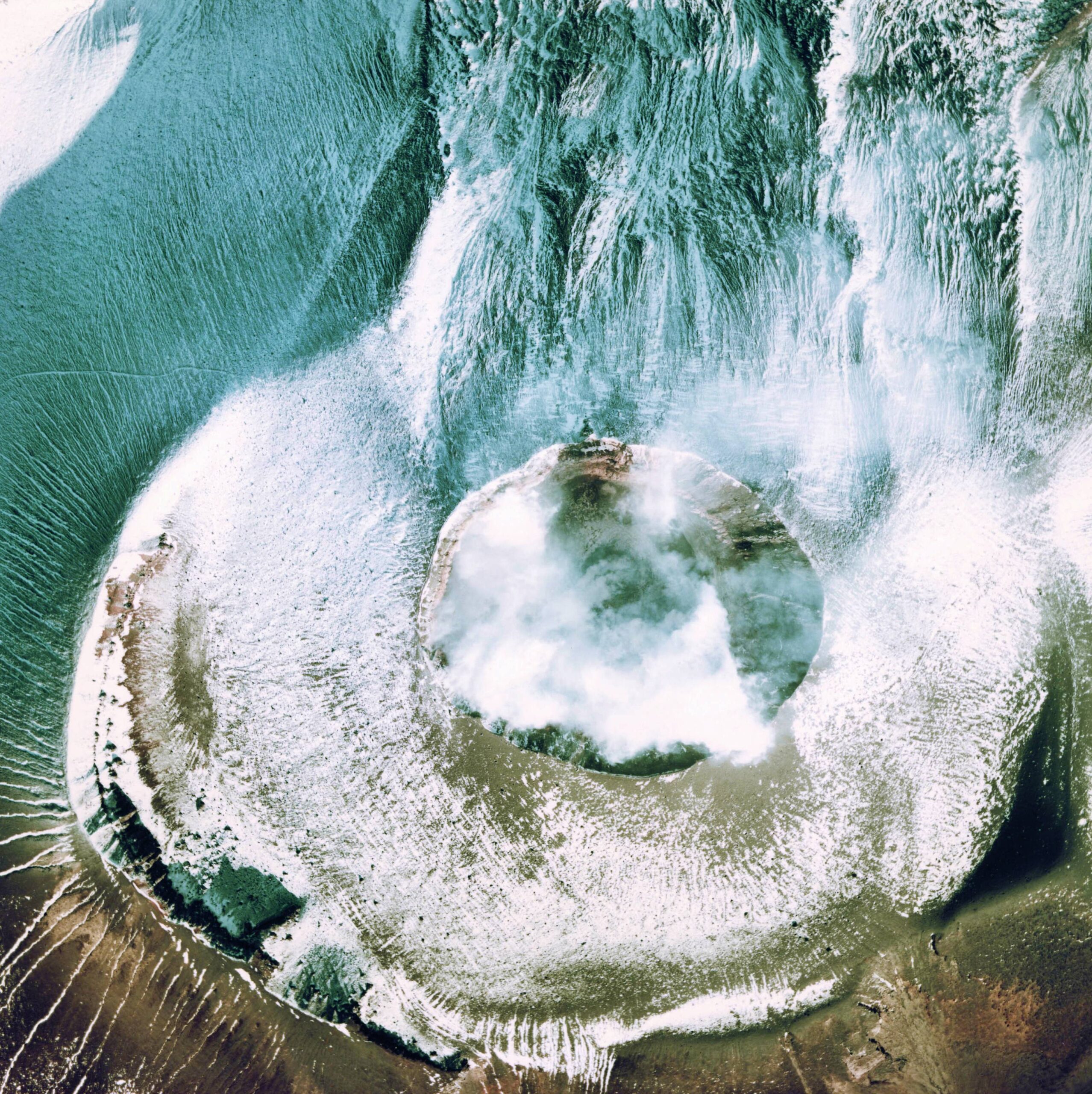 淺間山火山口冒煙景象