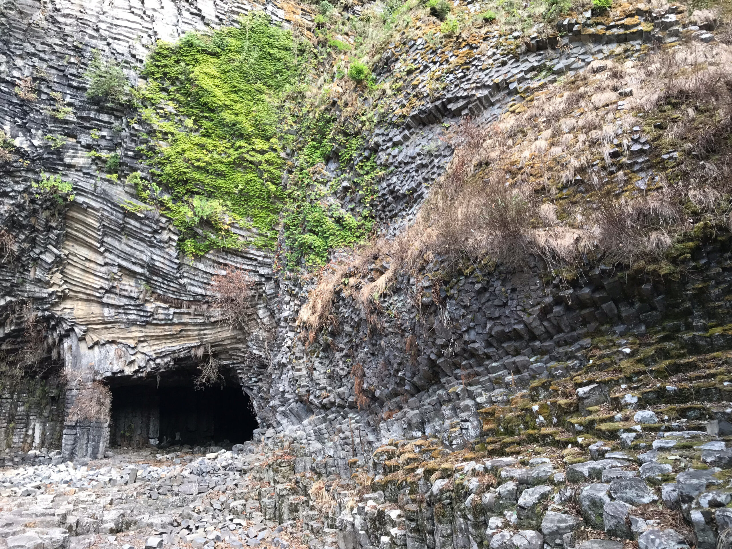 玄武洞六角玄武岩柱