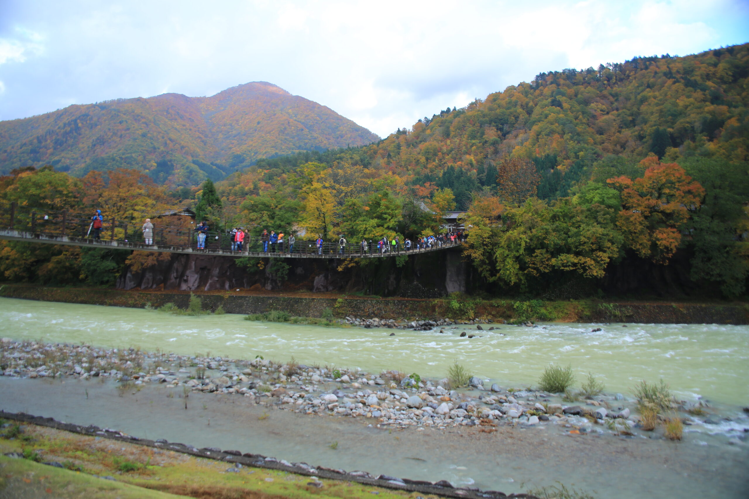 相逢橋吊橋與荻町合掌村全景