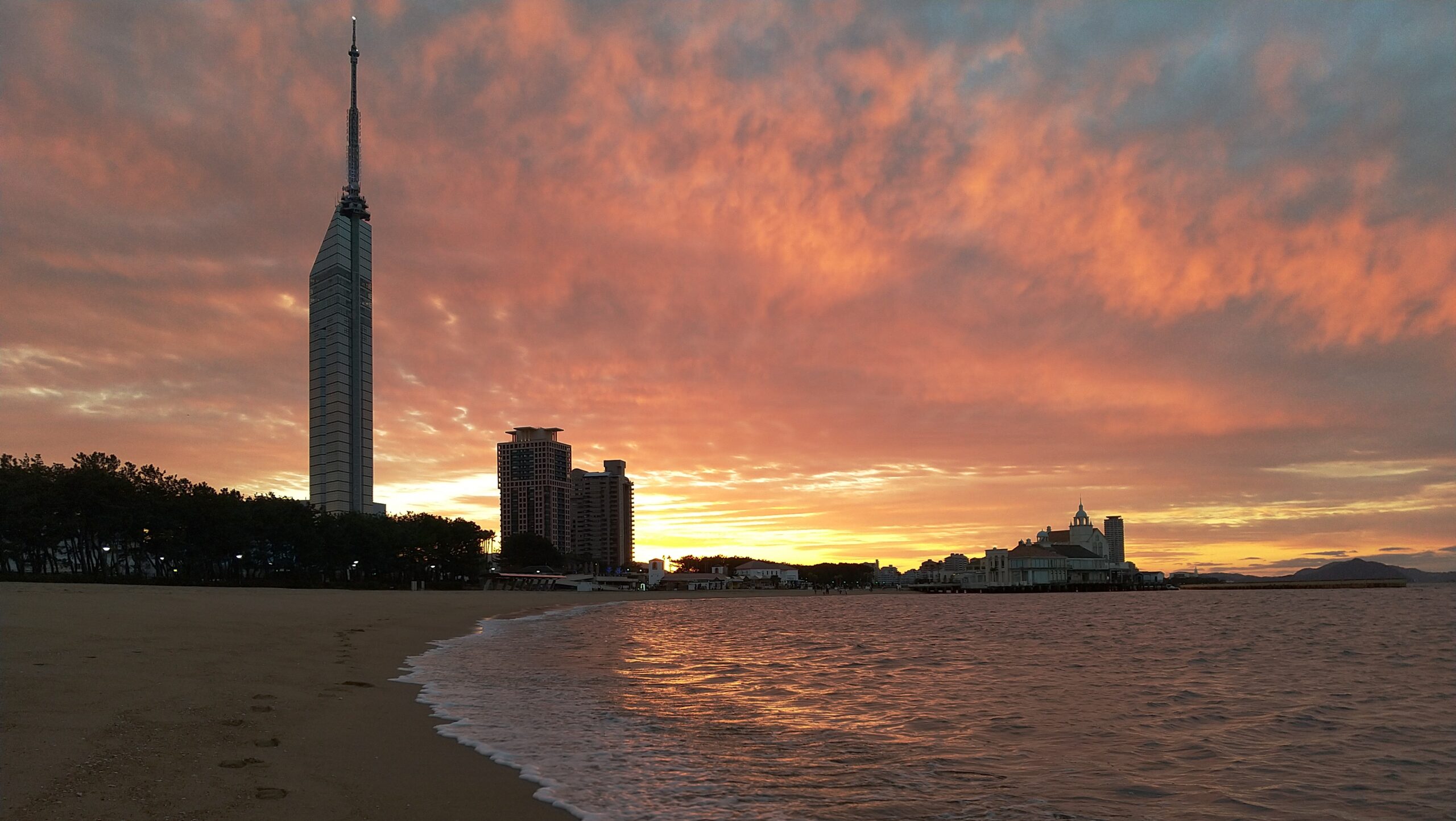福岡塔與瑪麗遜建築，夕陽下的海濱桃子公園