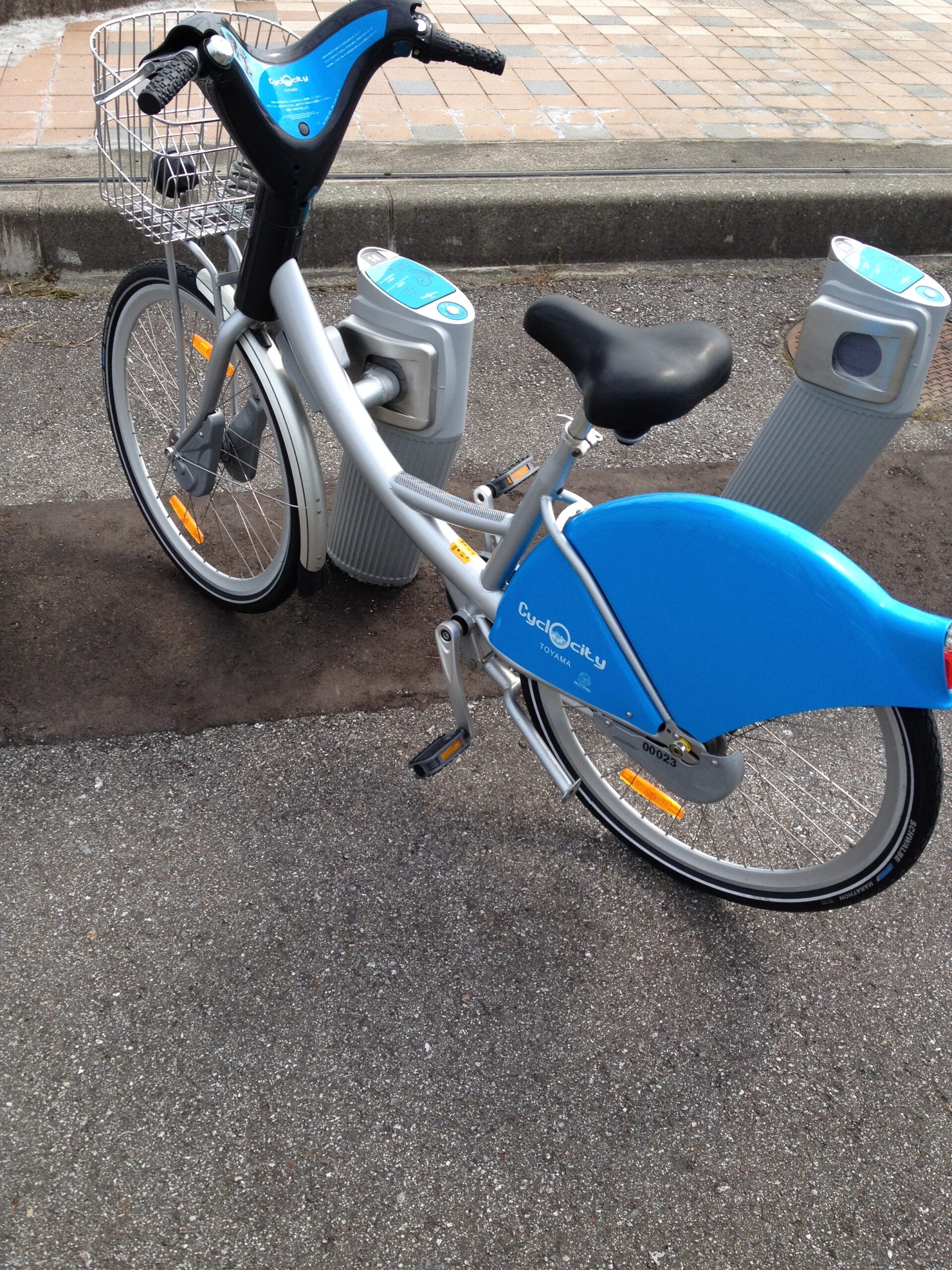 西克洛城市「阿維萊」的自行車和租借站