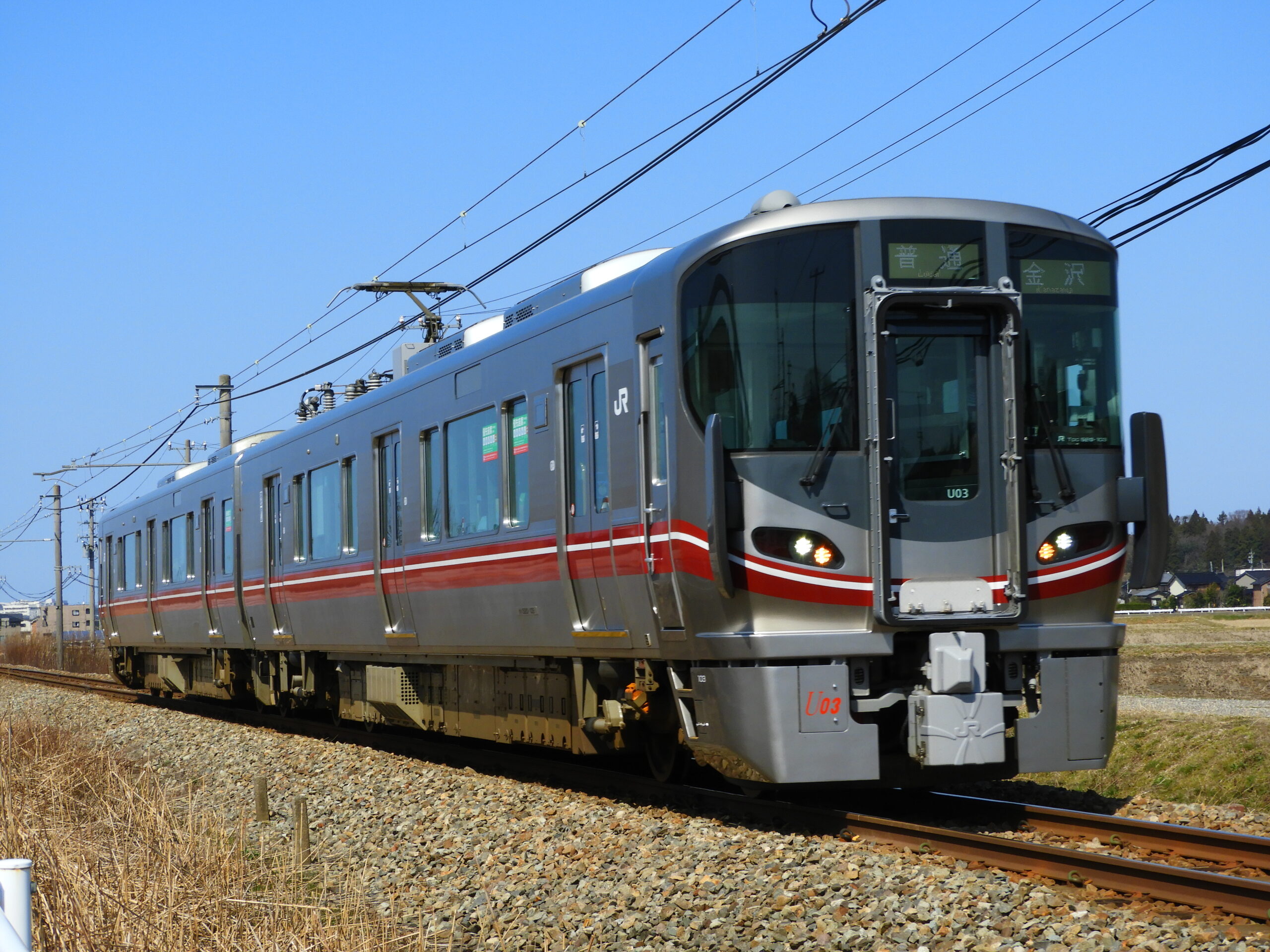 西日本鐵道521系U03型列車，行駛於能勢與鵤之間