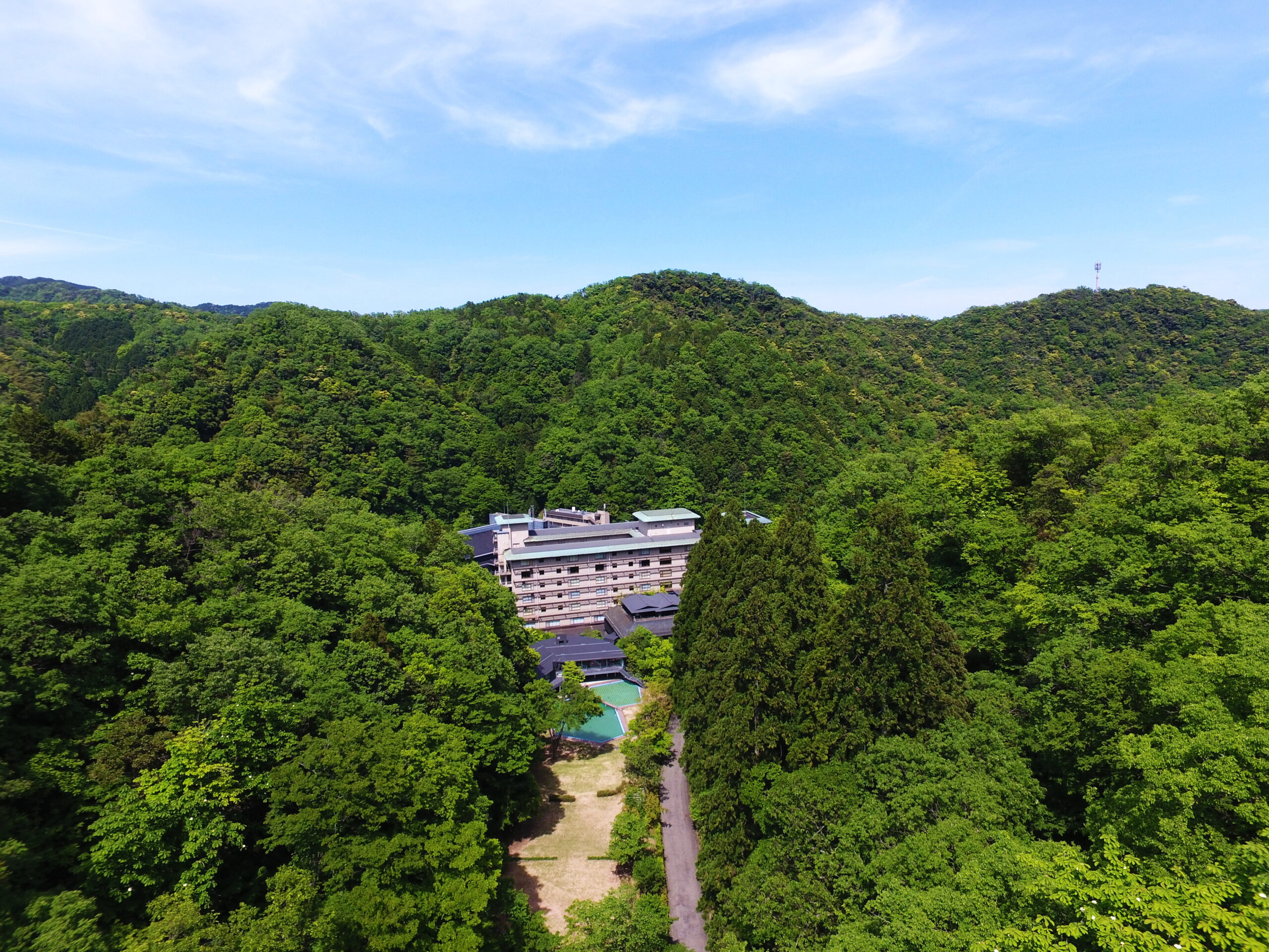 西村屋招月莊旅館客房，木質簡約設計
