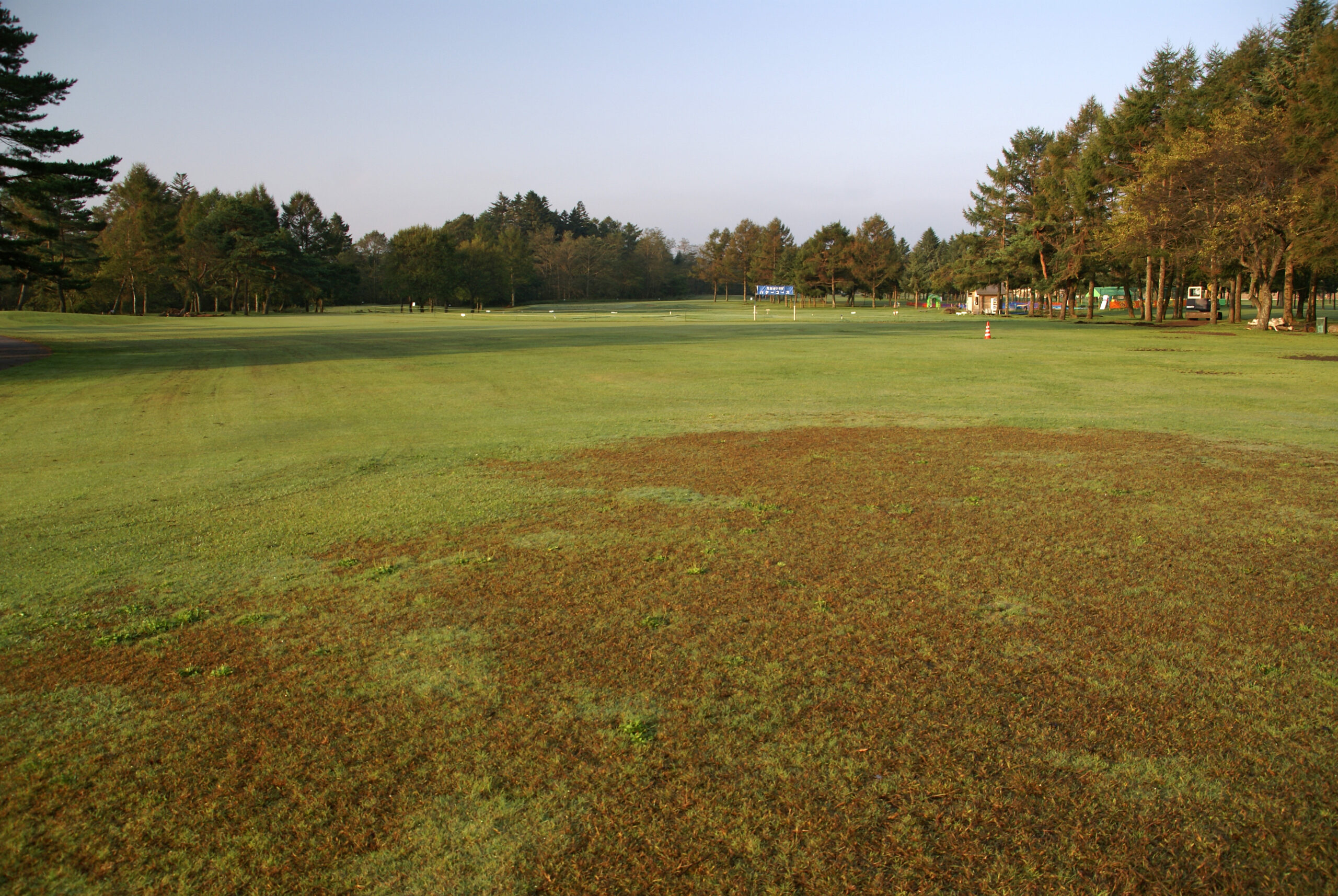 輕井澤王子購物廣場外觀，遠處是淺間山
