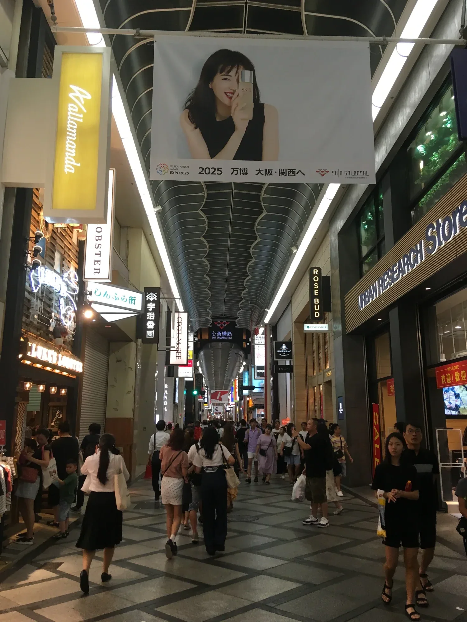 大阪心齋橋筋商店街有頂棚通道，家庭旅客推嬰兒車逛街購物