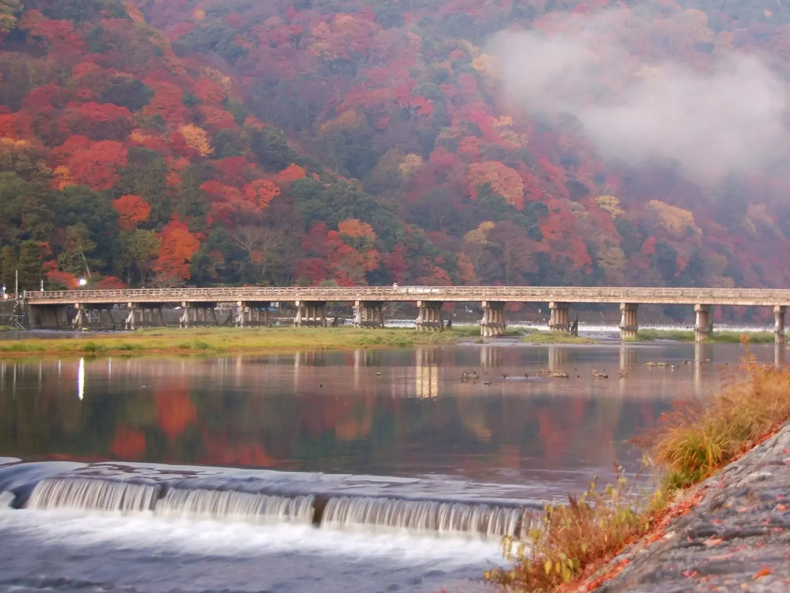 京都嵐山渡月橋秋天紅葉景色，桂川河畔群山環繞