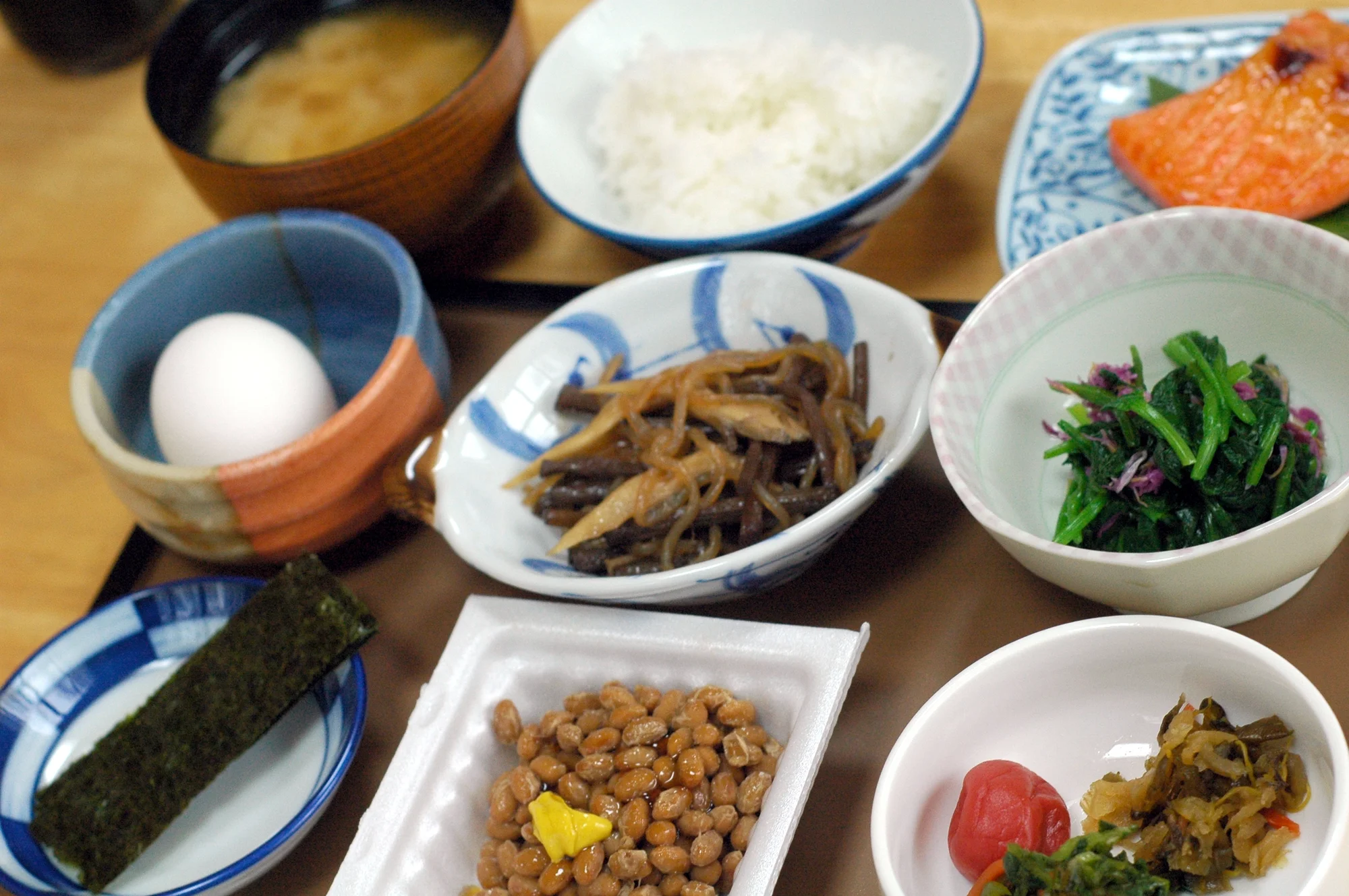 由布院溫泉旅館典型和式早餐,烤魚溫泉蛋味噌湯