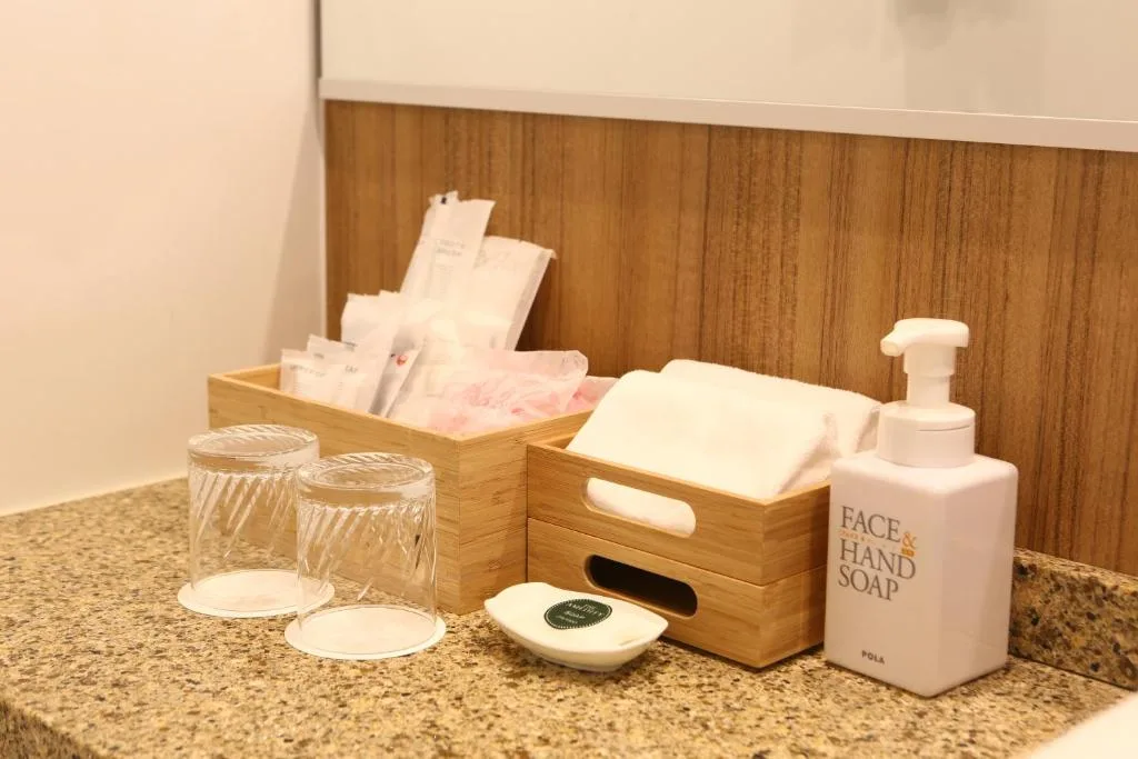 那霸日航都市飯店客房盥洗備品｜POLA 洗手乳、毛巾與沖繩風小物