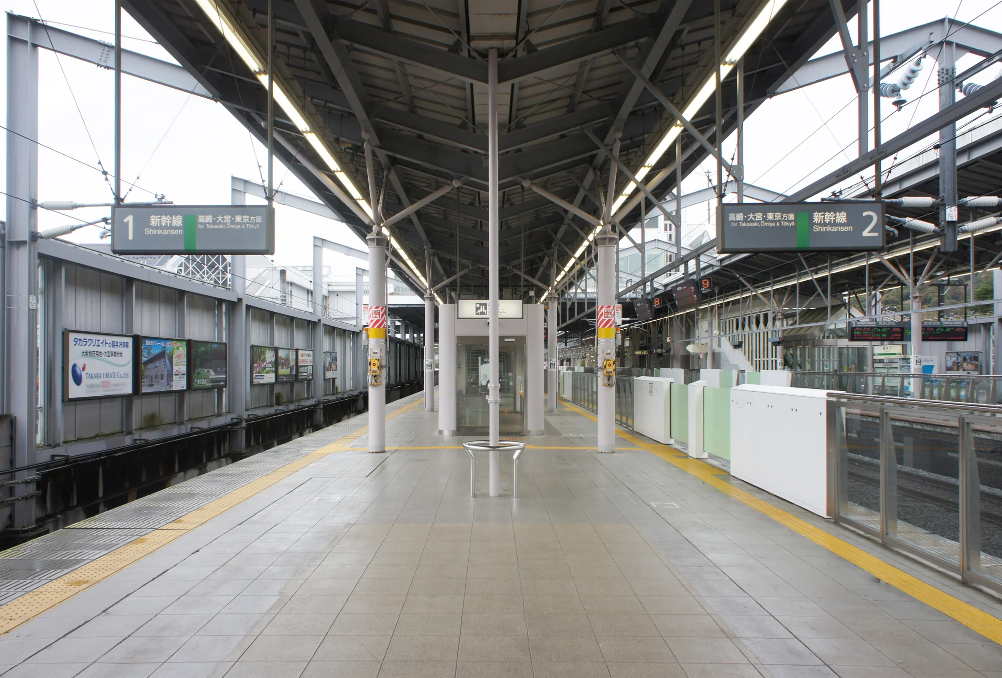 輕井澤車站新幹線月台，北陸新幹線列車停靠中