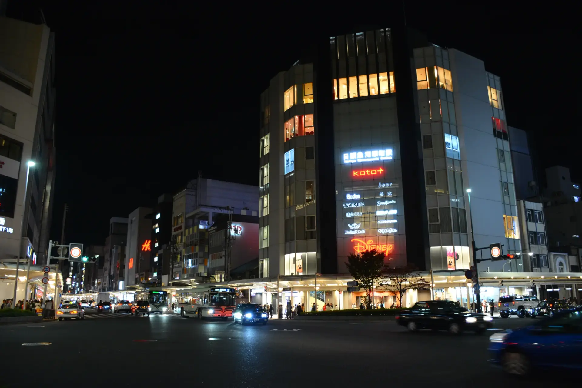 京都四條河原町夜景，鴨川河畔燈火通明的商業街區與橋樑