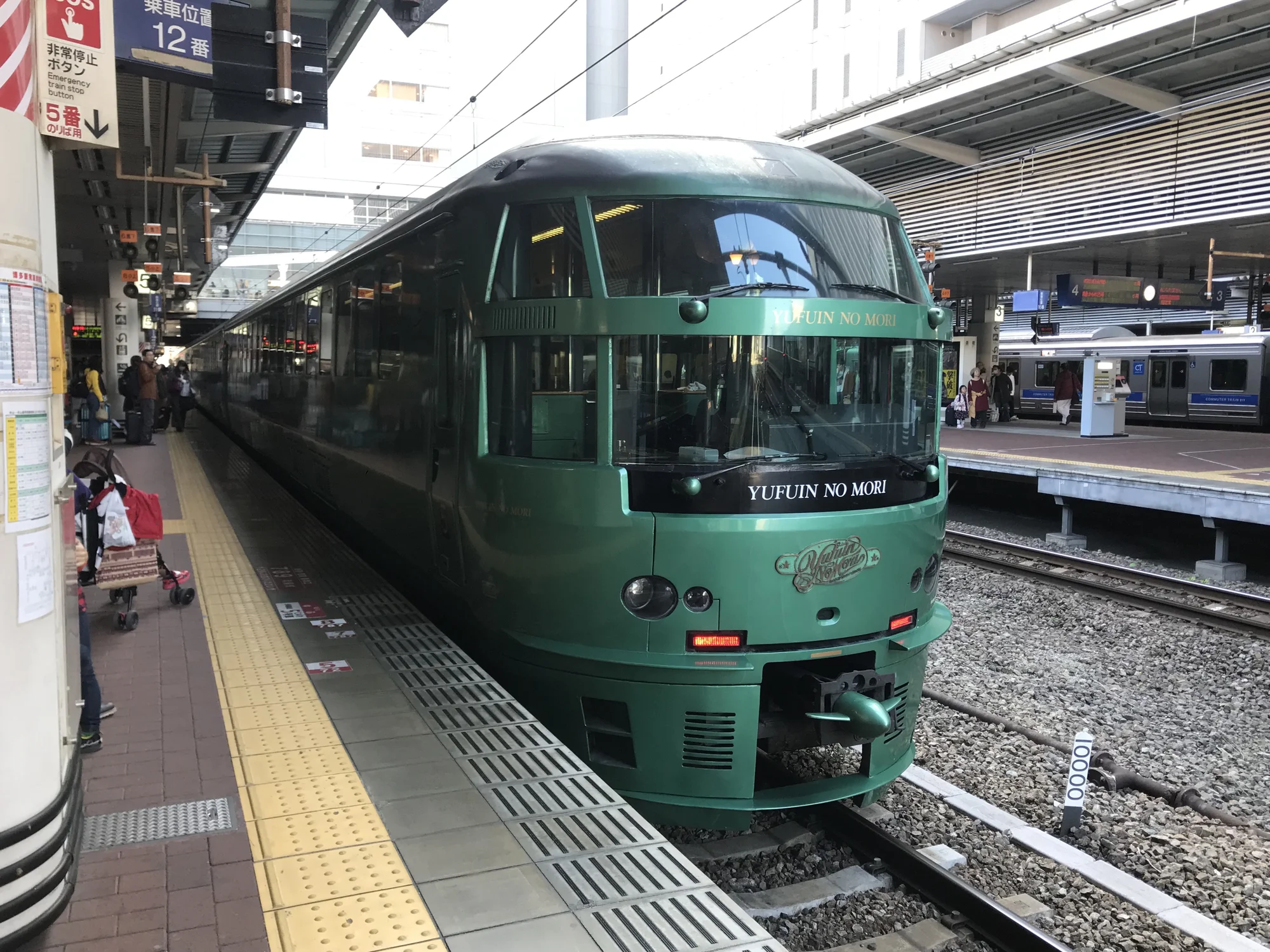 JR由布院之森特急列車深綠色車身停靠在由布院車站月台