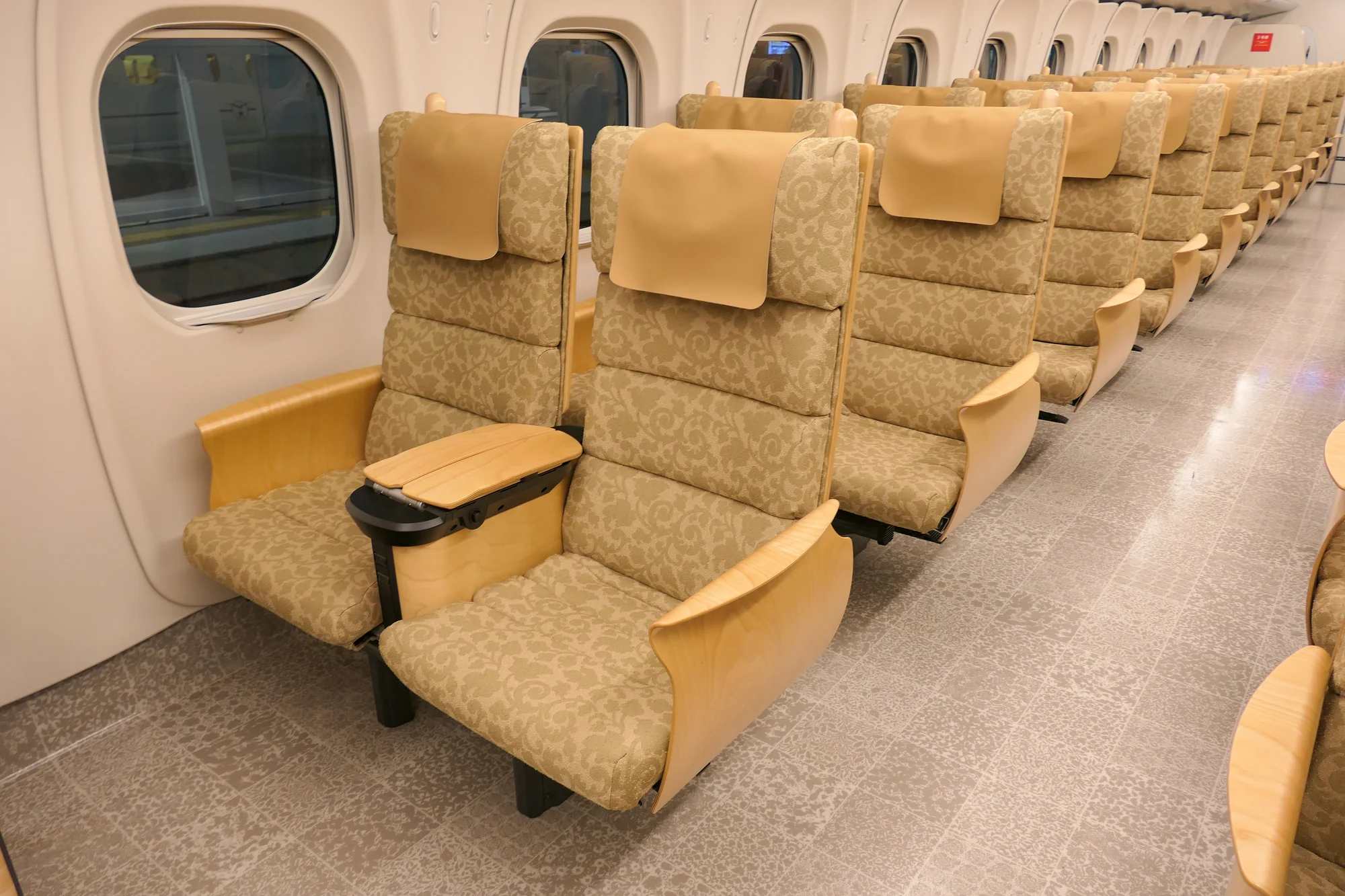 博多到熊本九州新幹線車廂內部寬敞座位