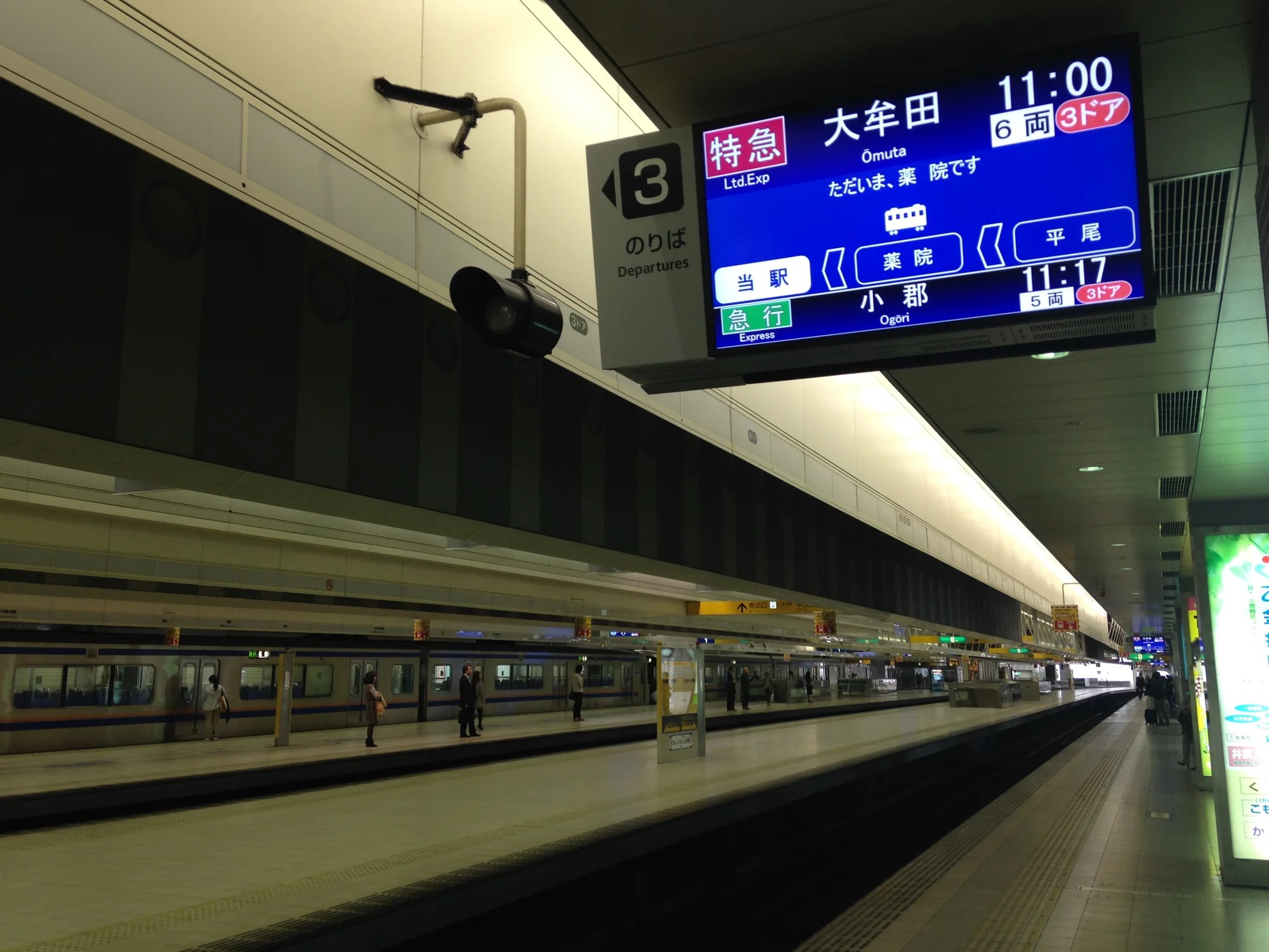 西鐵福岡（天神）站月台電子看板顯示特急、急行班次，是搭西鐵前往太宰府的起點站。