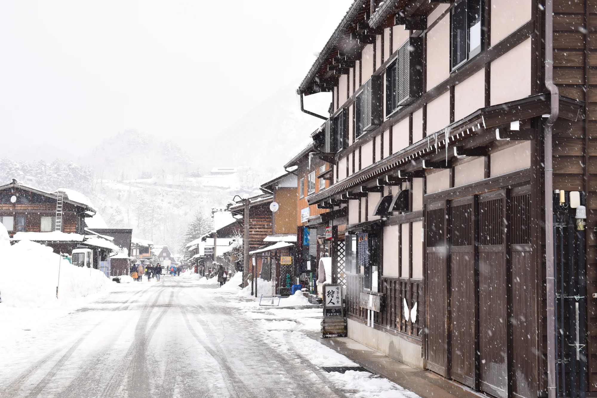 白川鄉巴士站冬季實景，積雪中的巴士站和周邊合掌造建築