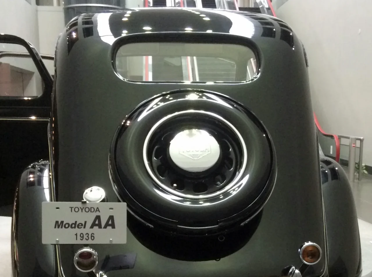 豐田產業技術紀念館 AA 型轎車與焊接機器人展示