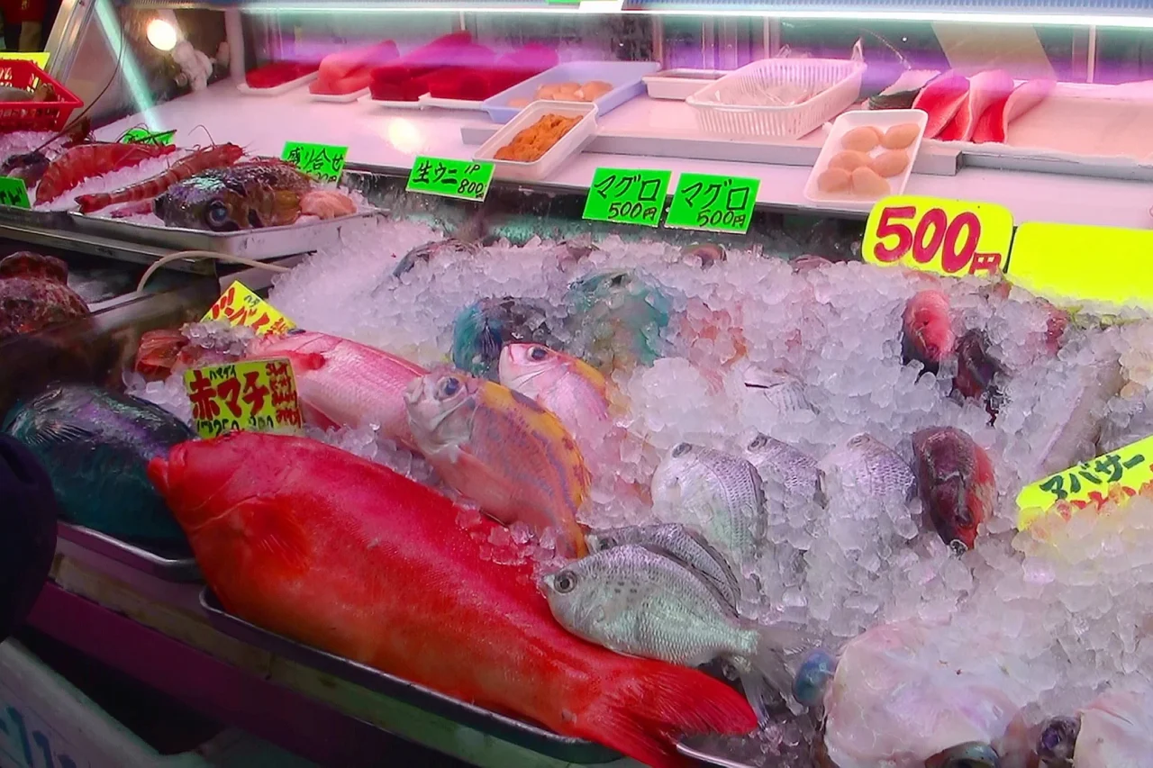 沖繩魚市場海鮮攤位陳列