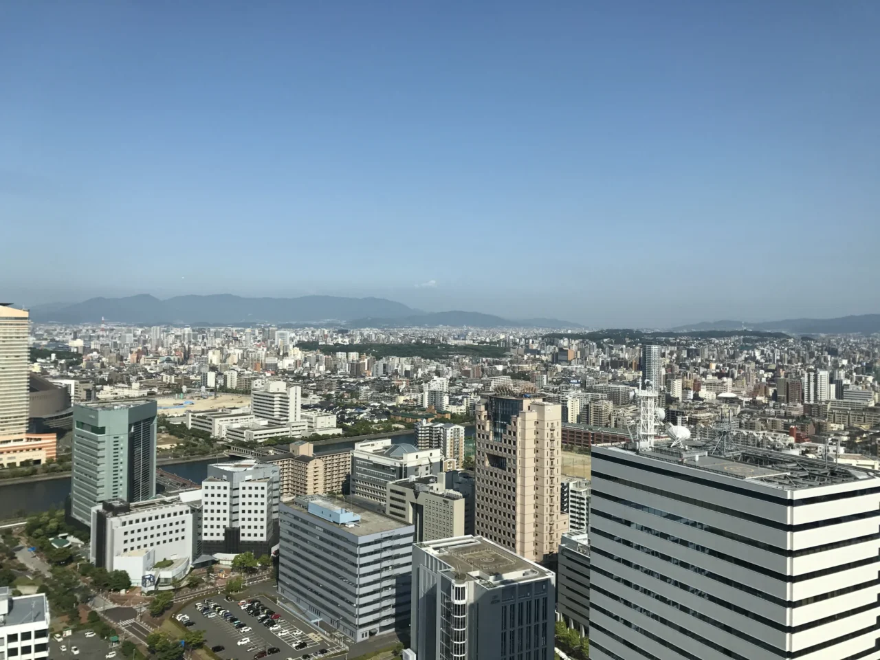 展望台俯瞰福岡市區與博多灣