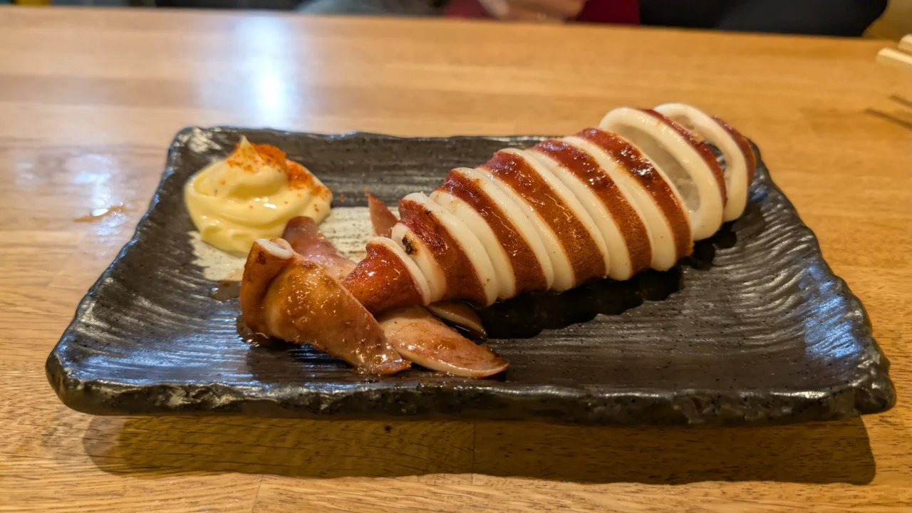 錦市場店前顧客站立食用的小吃攤位